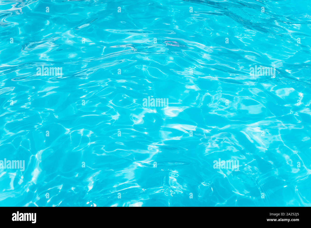 Piscine bleu texture eau ridée réflexion. Belle bleue avec fond de l'eau reflets du soleil. Banque D'Images