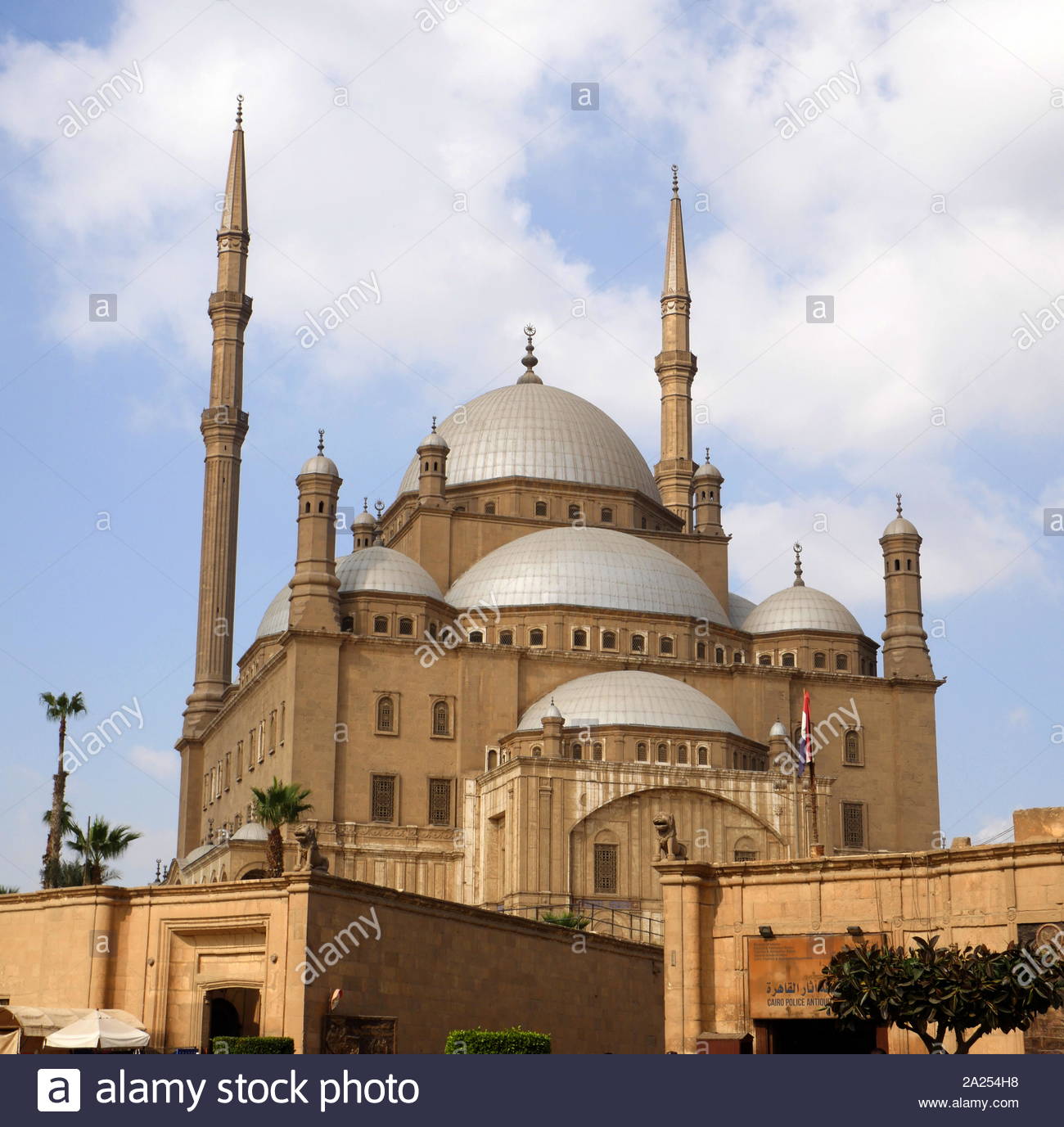 La Grande Mosquée de Mohammed Ali Pasha ou Mosquée d'Albâtre, dans la Citadelle du Caire en Egypte. commandé par Muhammad Ali Pacha entre 1830 et 1848. Situé sur le sommet de la citadelle, cette mosquée, la plus grande d'être construite dans la première moitié du 19e siècle. La mosquée a été construite en mémoire de Tusun Pasha, le fils aîné de Mohammed Ali, qui est mort en 1816. Banque D'Images