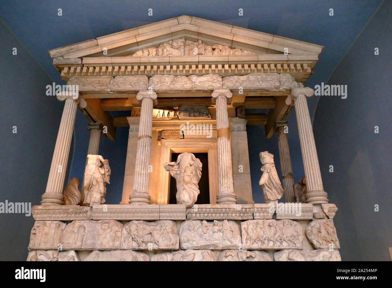 La Néréide Monument ; un tombeau sculpté de Xanthos en Lycie, période classique de la Turquie. Elle a pris la forme d'un temple grec sur le dessus d'une base décorée de frises sculptées. Construite au début du quatrième siècle avant J.-C. comme une tombe pour l'Arbinas Xanthian dynast, qui a gouverné l'ouest de la Lycie. Banque D'Images