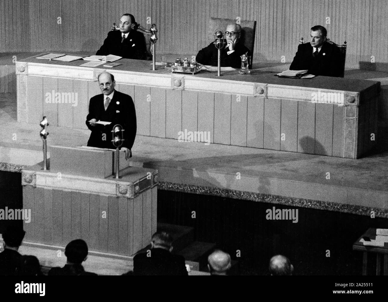 Le Premier ministre britannique Clement Attlee, traitant de la première session de l'Assemblée générale des Nations Unies, en 1946 au Central Hall à Londres Banque D'Images