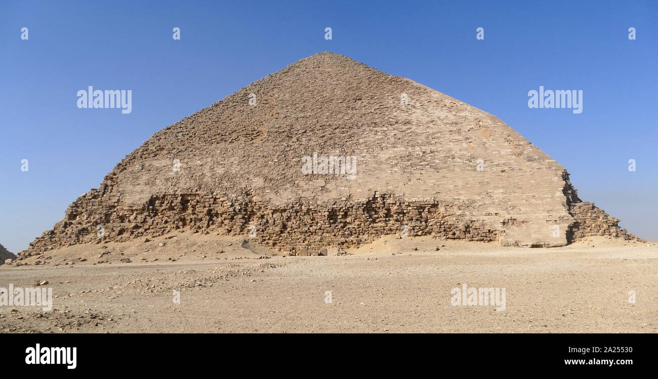 La pyramide rhomboïdale est une ancienne pyramide égyptienne située à la nécropole royale de Dahchour, à environ 40 kilomètres au sud du Caire, construit sous l'Ancien Empire Pharaon Sneferu (ch. 2600 avant J.-C.). Un exemple unique de développement pyramide en Egypte, c'était la deuxième pyramide construite par Sneferu. La pyramide rhomboïdale s'élève du désert à une inclinaison de 54 degrés, mais la section du haut (au-dessus de 47 mètres) est construit à l'angle de moins 43 degrés, la pyramide de prêt très évident de son apparence "refoulées". Banque D'Images