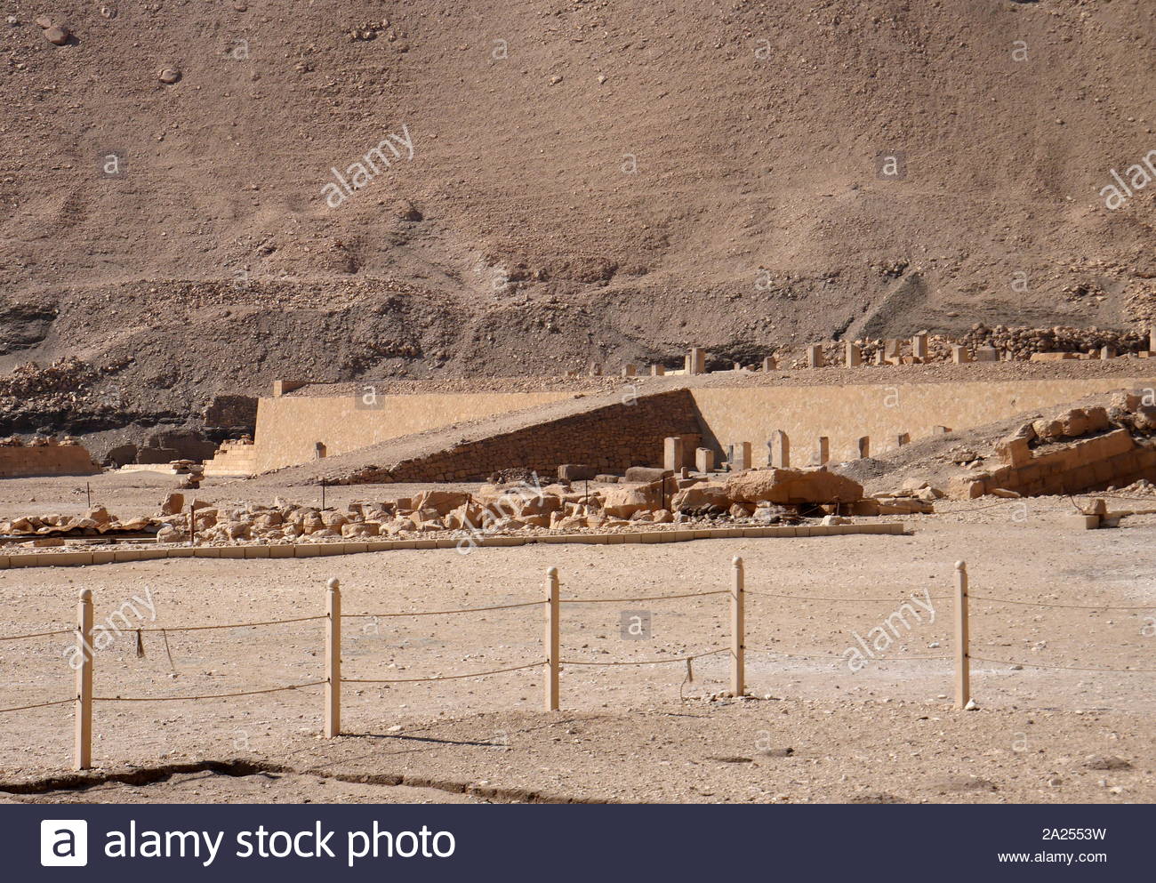 Mentuhotep II's temple au Deir el-Bahari, morgue des temples et des tombes, près de Louxor, Egypte. Il a été construit autour de 2000 avant J.-C., au cours de la 11e dynastie. Nebhepetre Mentuhotep II (qui régna de c. 2061 BC - 2010 BC) est un pharaon de la 11e dynastie qui régna pendant 51 ans. Mentuhotep II est plus ambitieuse et novatrice de la construction du projet reste son grand temple funéraire. Les nombreuses innovations architecturales du temple marque une rupture avec la tradition de l'ancien royaume de complexes pyramidaux et préfigurer les temples de millions d'années du nouveau royaume Banque D'Images