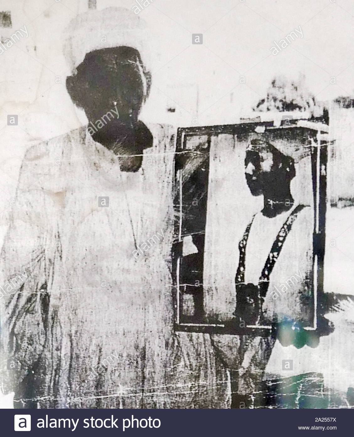 Husain Abdel Rassoul en 1992, tenant son enfant portrait. Hussein Abdel ...