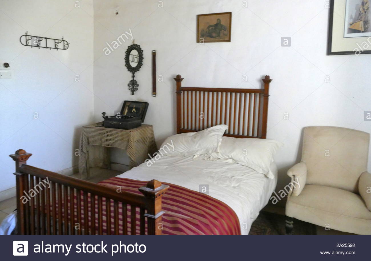 Chambre utilisée par Howard Carter, à son domicile, même s'il a séjourné en Cisjordanie près de Louxor, au cours de ses fouilles archéologiques en Égypte. Howard Carter House est remarquable par son toit en dôme et des jardins luxuriants qui entourent l''établissement La maison qui est considéré comme un musée, est dans sa forme originale et l'intérieur des maisons toujours tous les outils d'origine, des cartes, de l'ancien enregistrement DVD complet avec records que Carter joué à cette époque, des meubles anciens originaux et une réplique de la tombe de Toutankhamon, Carter a découvert. Banque D'Images