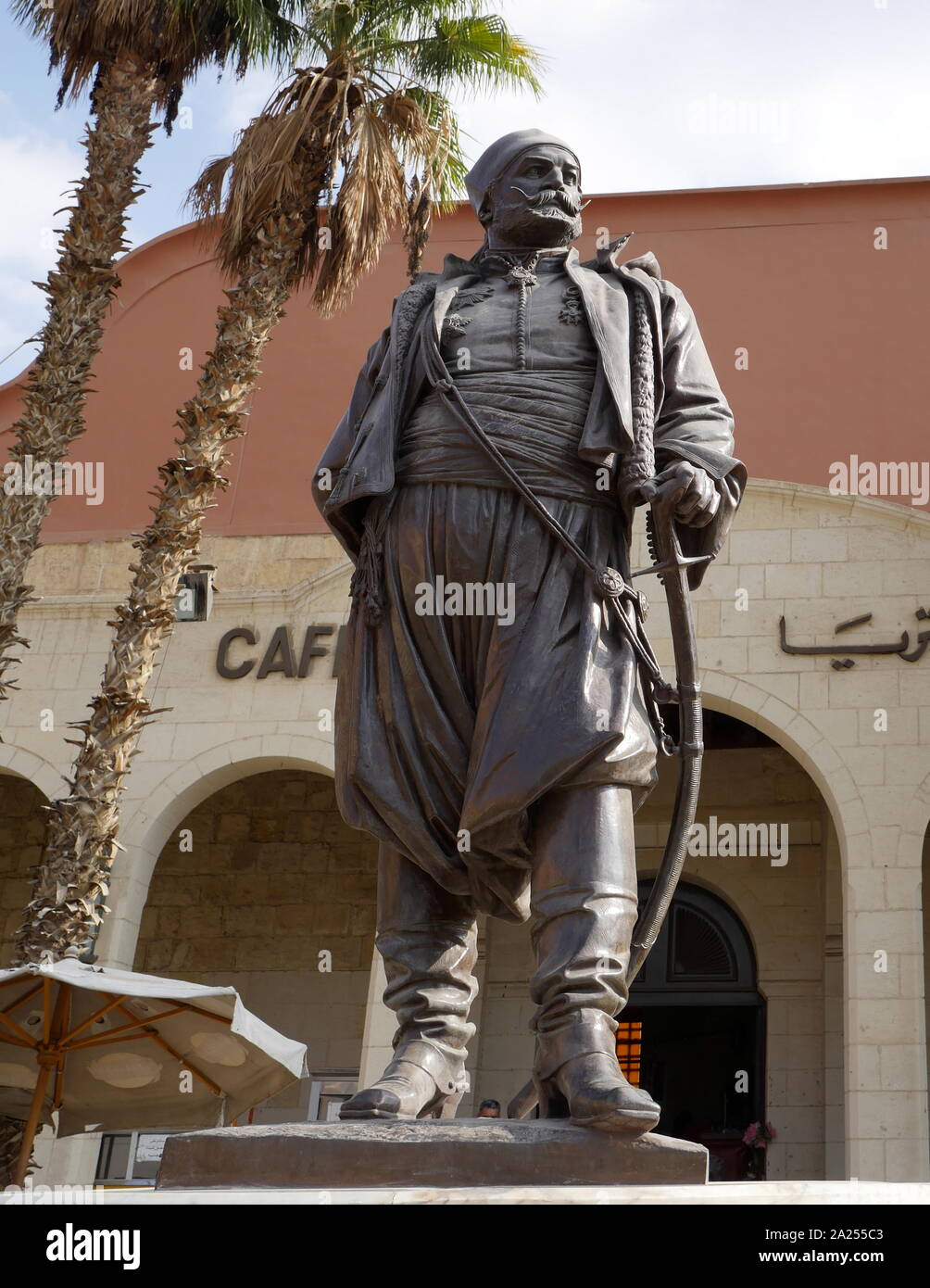 Soliman Pacha al-Faransawi Soliman Pacha (le français). (1788 - 1860), Joueur de commandant égyptien. Soliman Pacha est né à Lyon. Il était un marin. Plus tard, il rejoint l'armée de Napoléon Bonaparte. Il a combattu à la bataille de Trafalgar et Waterloo. Puis il s'est converti à l'Islam et a été recruté par Muhammad Ali d'Égypte pour aider à construire l'armée égyptienne sur le modèle européen. Il a été placé à la tête de la nouvelle académie militaire à Assouan construite pour former un nouveau modèle d'armée d'esclaves soudanais. Banque D'Images