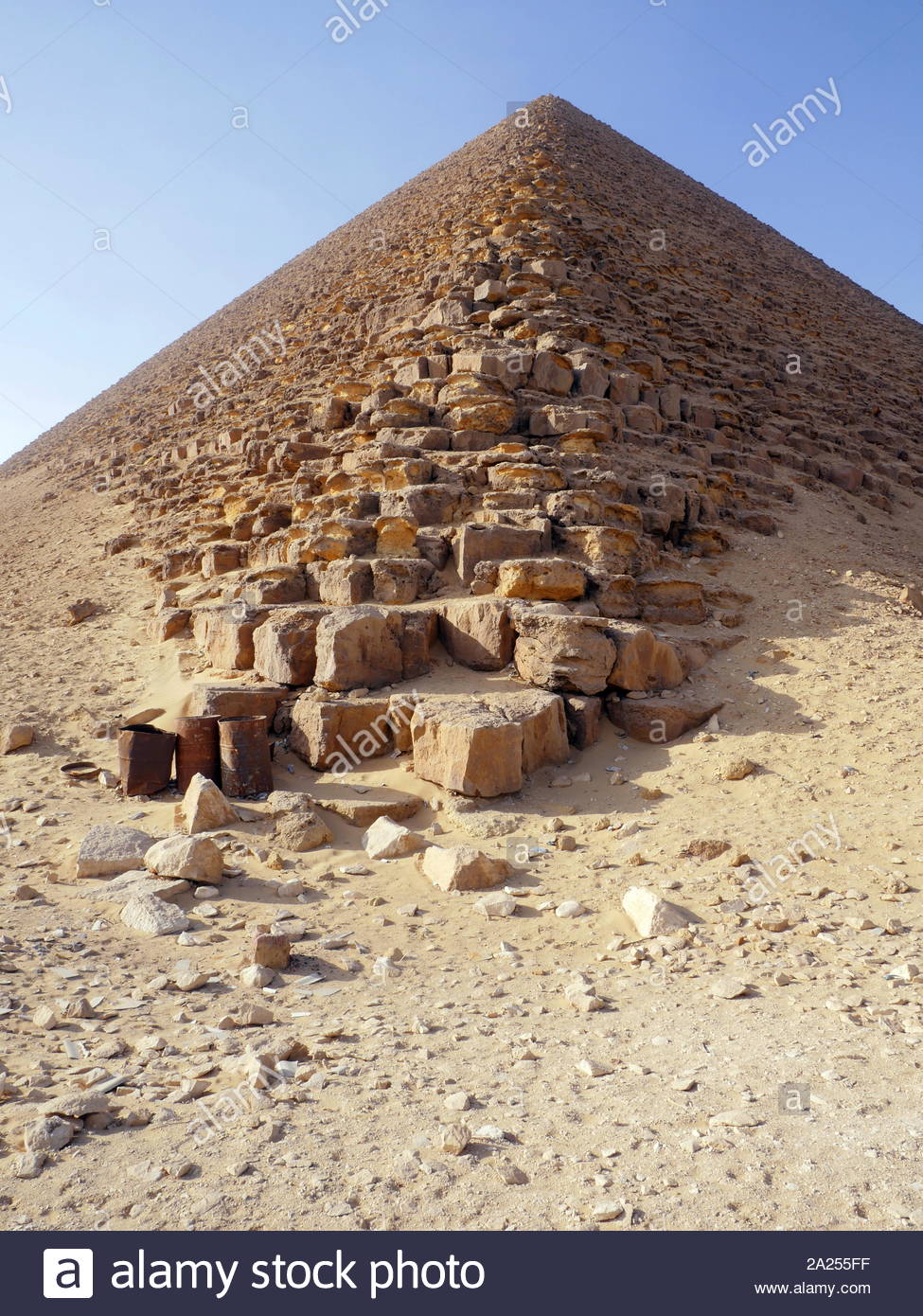 La Pyramide Rouge, la pyramide (Nord), est la plus grande des trois grandes pyramides qui se trouvent à la nécropole Dahchour au Caire, Égypte. Le nom de la teinte rougeâtre rouillé de ses pierres calcaire rouge, c'est aussi la troisième plus grande pyramide égyptienne, après ceux de Khufu et Khafra à Gizeh. Il est également considéré comme la première tentative réussie de l'Égypte à la construction d'un 'vrai' à côtés lisses pyramide. La Pyramide Rouge est la troisième pyramide construite par l'Ancien Empire Pharaon Sneferu, l'acte fondateur de la Ive dynastie monarque durant l'Ancien Royaume. suggérant un règne d'environ 2613 à 2589 av. J.-C.-B. Banque D'Images