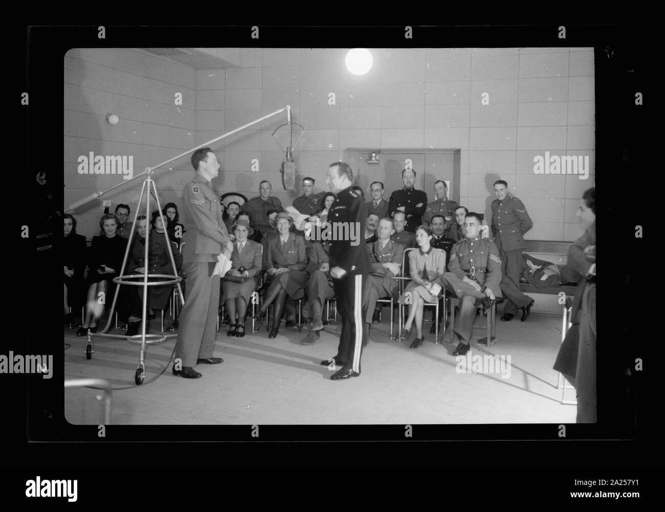 Photos prises en Palestine Broadcasting Service Studios, Jérusalem. Programme musical pour soldats, diffusé sous la direction du Capitaine Lance Fairfax Banque D'Images