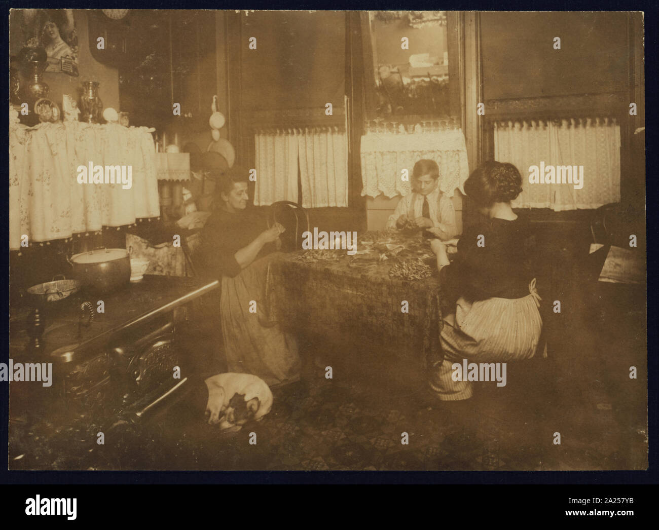 Photo prise après 9 h 15 Mme Barattini, Janitress à 212 Sullivan St., N.Y., et son fils Louis, 14 ans, et sa fille qui travaille dans une usine de fleurs tous les jours et aide sa mère faire ces pétales de rose en soie dans la nuit. Je lui ai demandé si elle n'a pas eu assez. Quelle est l'utilité d'Gettin' fatigué quand il a à faire !. Banque D'Images