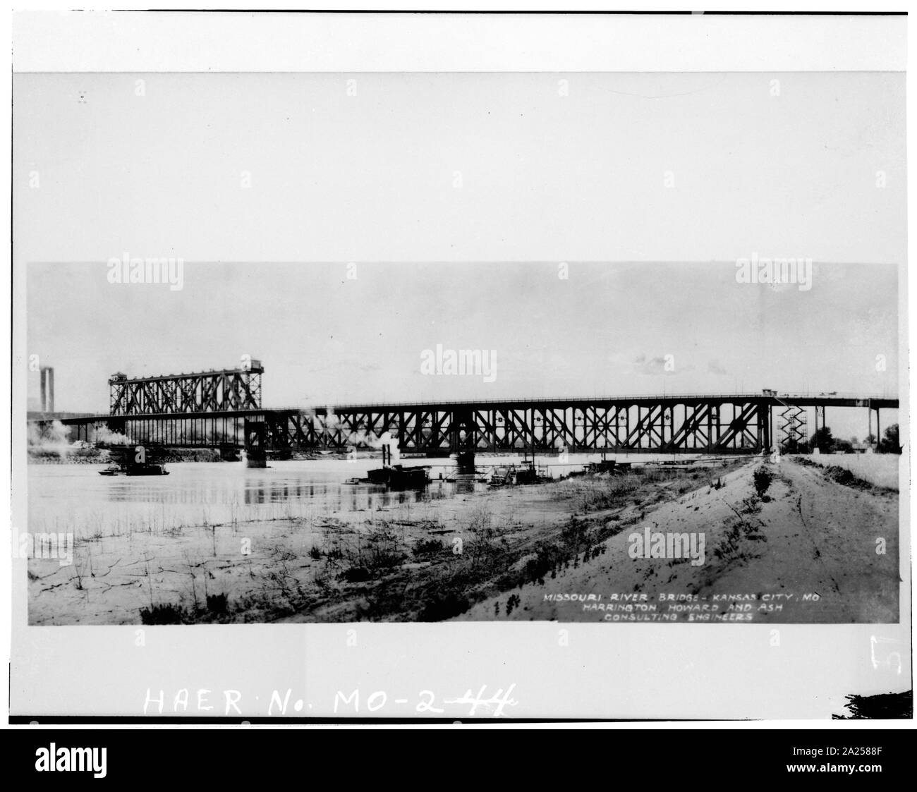 44. Photocopie de photographie (à partir de fichiers de Harrington & Cortelyou, Inc., Kansas City) Photo prise peu après la fin de la vue du pont DE LA RIVIÈRE SPAN À L'OUEST - Armor, Swift, pont Burlington, Kansas City, comté de Jackson, MO ; Banque D'Images