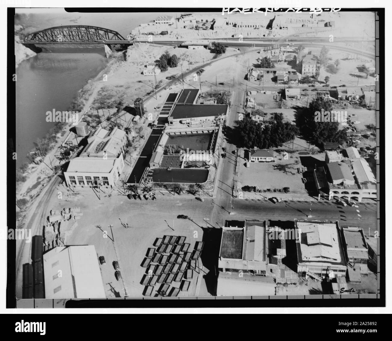 Photocopie de photographie (tirage original situé dans la collection privée d'Emil Eger, photographe, Yuma, Arizona) Photographe- Emil Eger, le 18 octobre 1950. Vue aérienne à l'EST. Yuma - Rue principale usine de traitement de l'eau, Jones Street à pied de la rue Main, Yuma, Yuma, AZ ; Comté Banque D'Images