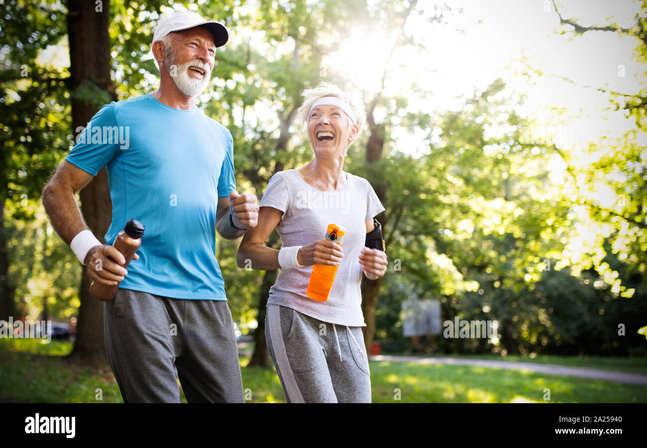 Couple actif s'engager dans des activités sportives Banque D'Images