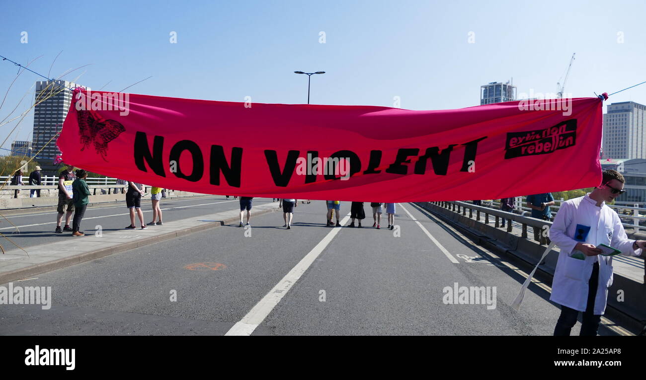 Rébellion d'extinction les changements climatiques manifestants protester de façon pacifique, en occupant le pont de Waterloo, à Londres. 20 avril 2019 Banque D'Images