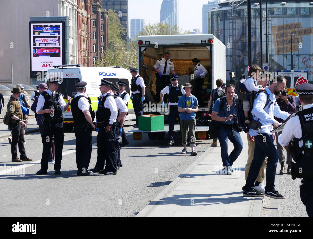 Supprimer la police meubles obstructive comme rébellion Extinction changement climatique manifestants protester de façon pacifique, en occupant le pont de Waterloo, à Londres. 20 avril 2019 Banque D'Images