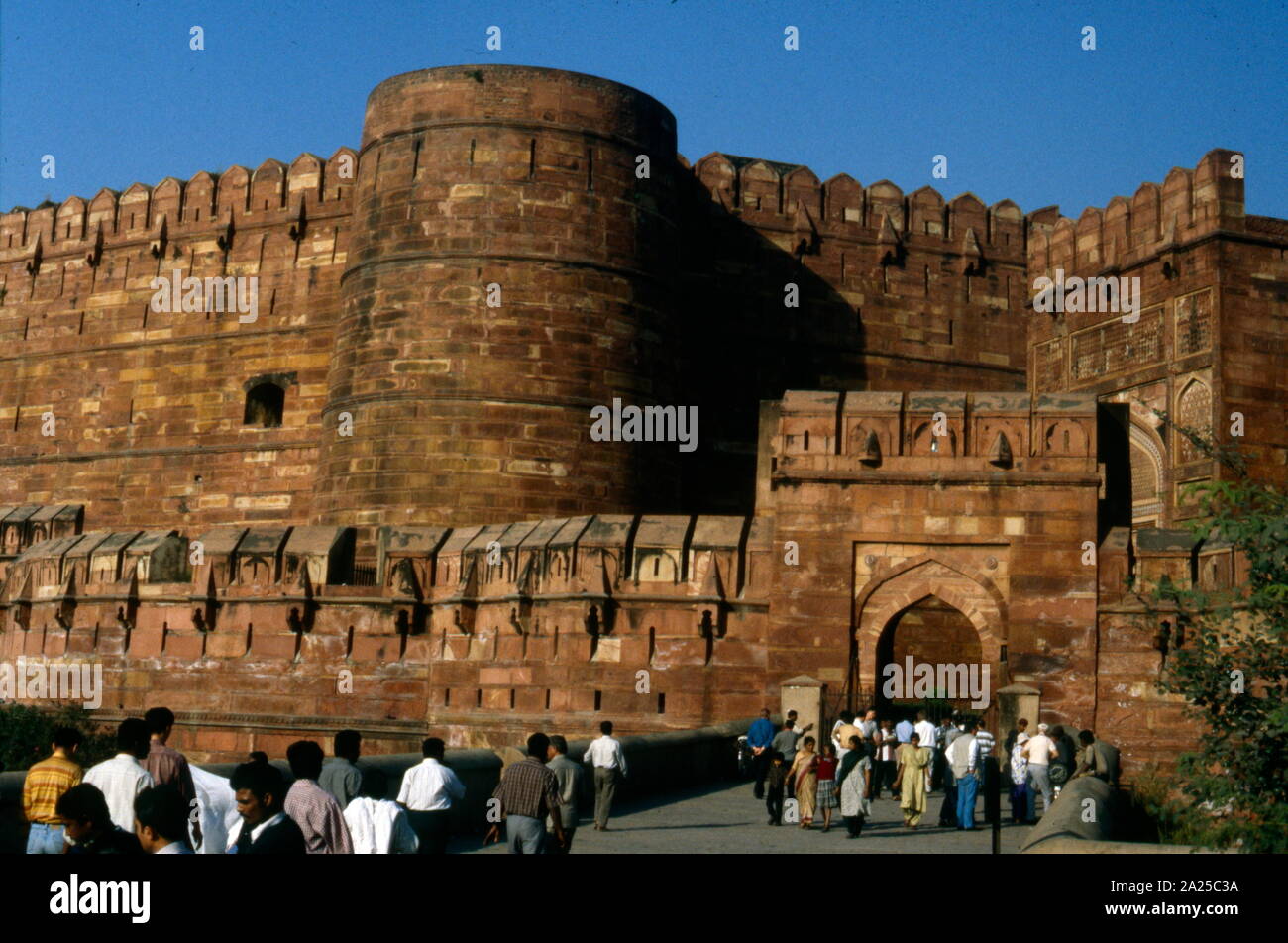 Fort d'Agra est un fort historique dans la ville d'Âgrâ en Inde. Il a été la principale résidence des empereurs de la dynastie moghole jusqu'à 1638, lorsque la capitale fut déplacée de Agra à Delhi. Banque D'Images