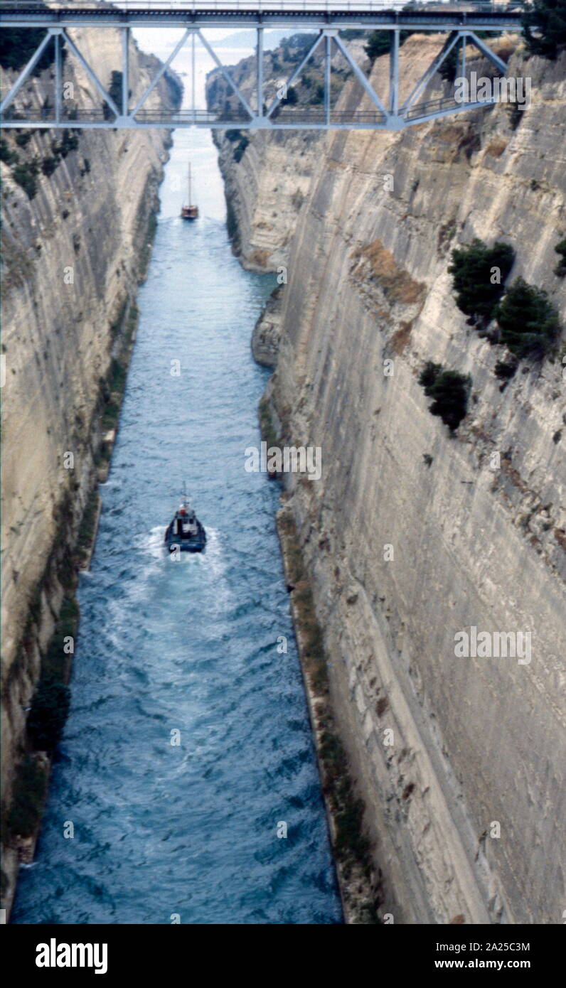 Le Canal de Corinthe relie le golfe de Corinthe avec le Golfe de Saros dans la mer Egée. Il coupe dans l'étroit isthme de Corinthe et sépare le Péloponnèse de la Grèce continentale, peut faire de la presqu'île. Banque D'Images