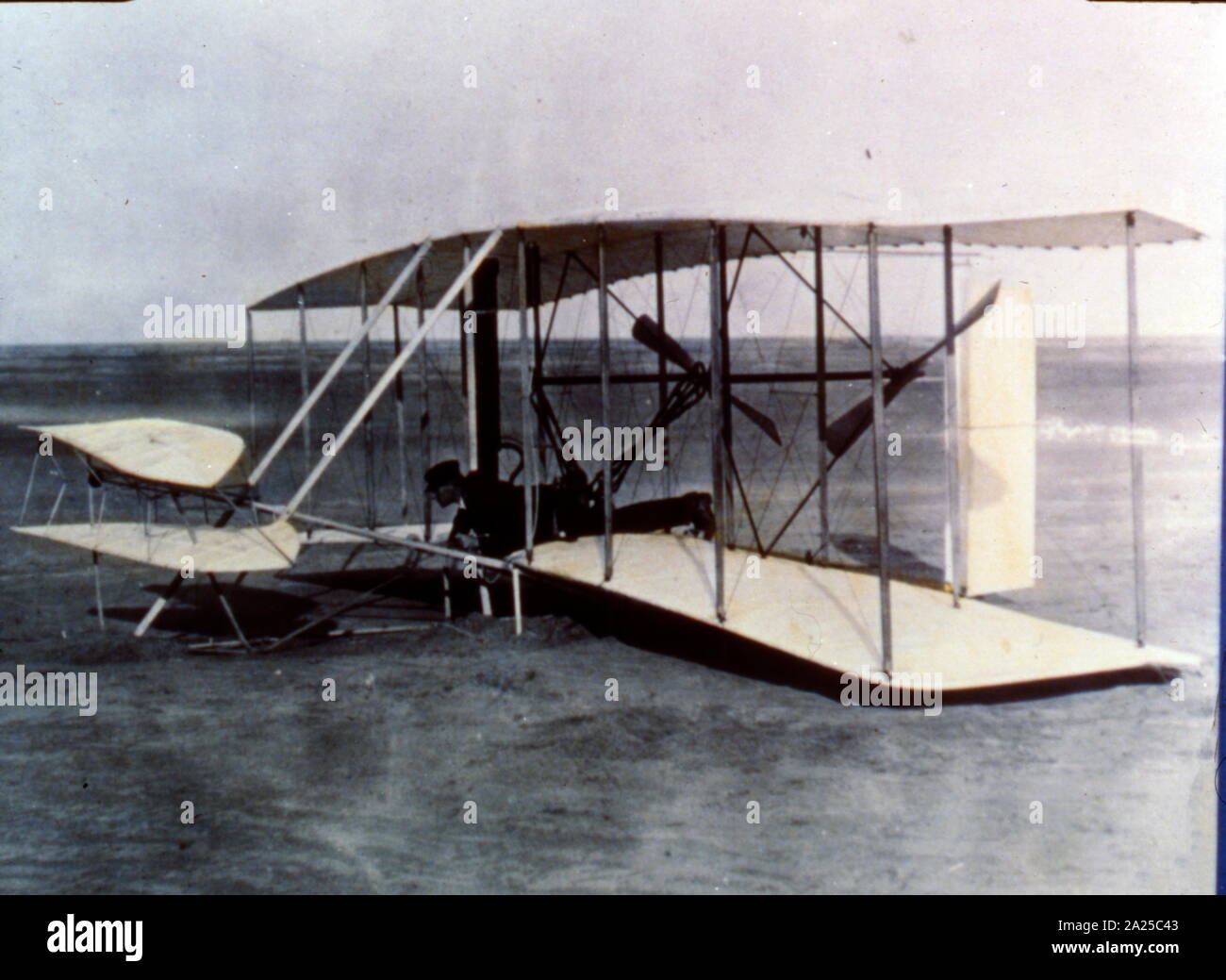 Le Wright Flyer est la première appareil plus lourd que l'air d'aéronefs motorisés. Il a été conçu et construit par les frères Wright. Ils ont volé quatre fois le 17 décembre 1903, près de Kill Devil Hills, à environ quatre miles (6,4 km) au sud de Kitty Hawk, Caroline du Nord. Banque D'Images