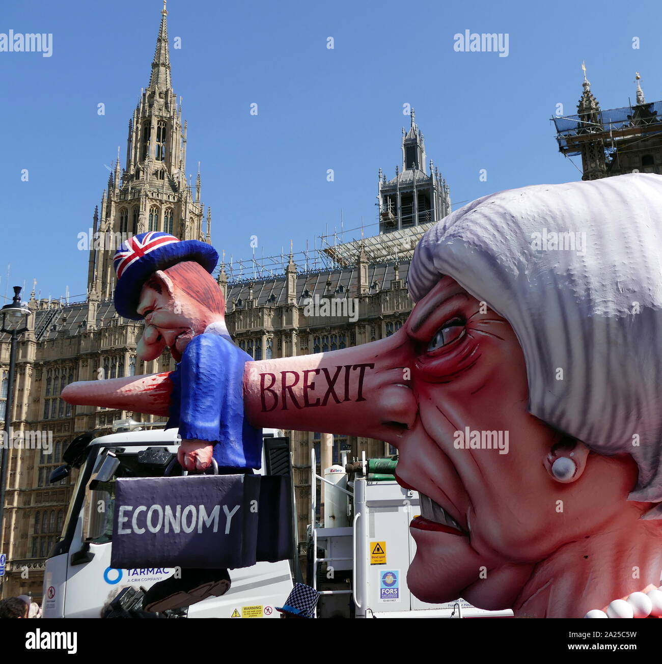 Theresa peut effigie dans un Brexit 'Rester' protester contre le Parlement à Londres, avril 2019.Brexit est le processus du retrait du Royaume-Uni (UK) de l'Union européenne (UE). À la suite d'un référendum tenu le 23 juin 2016, dans laquelle 51,9 % des votants a appuyé la sortie de l'UE Banque D'Images
