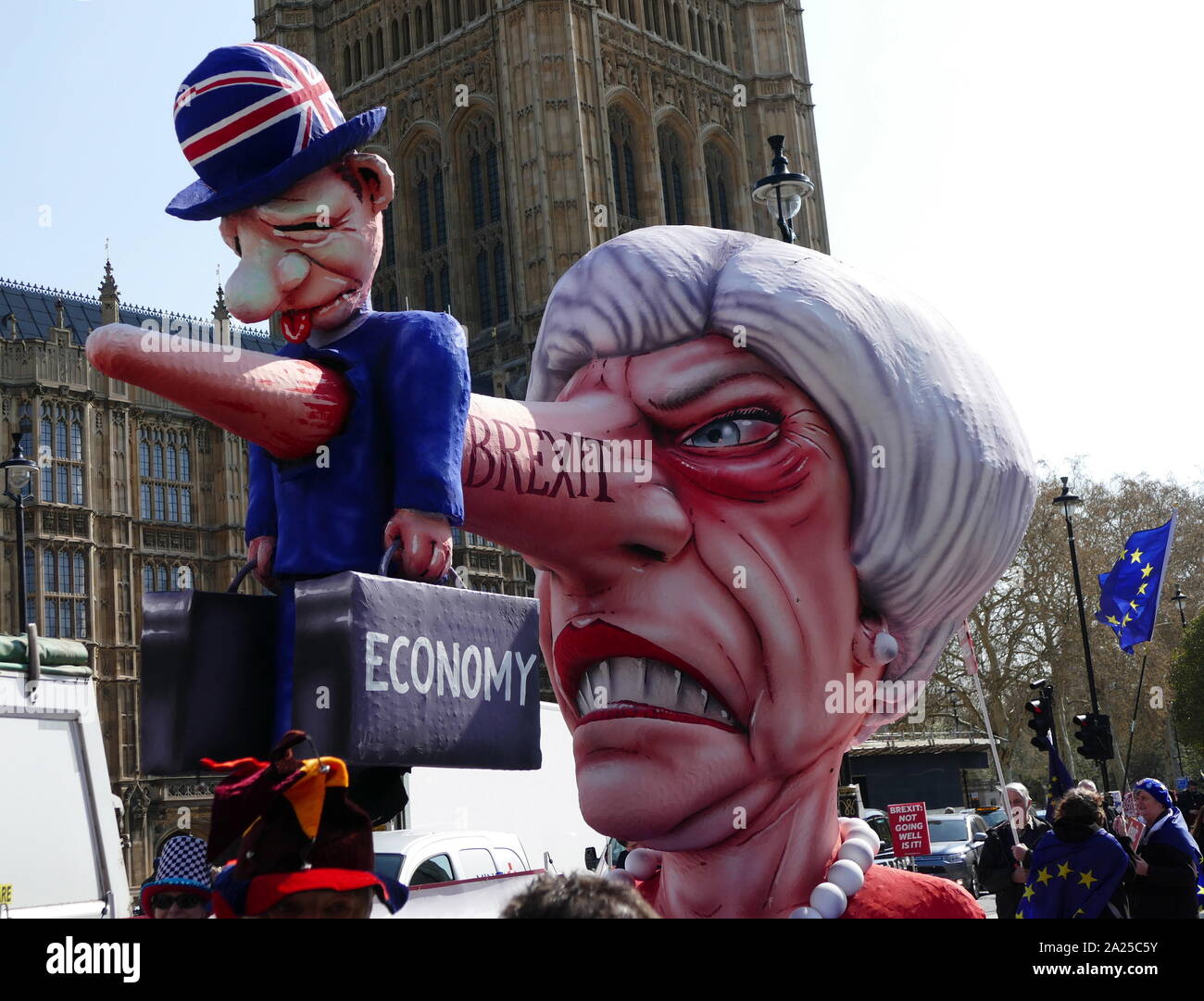 Theresa peut effigie dans un Brexit 'Rester' protester contre le Parlement à Londres, avril 2019.Brexit est le processus du retrait du Royaume-Uni (UK) de l'Union européenne (UE). À la suite d'un référendum tenu le 23 juin 2016, dans laquelle 51,9 % des votants a appuyé la sortie de l'UE Banque D'Images
