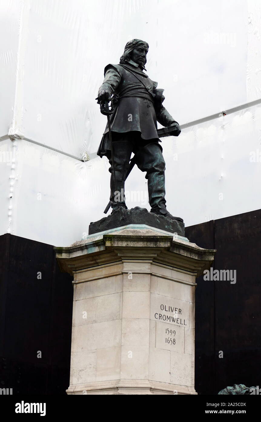 Statue d'Oliver Cromwell, par Hamo 1977 Chevrolet Monte Carlo, 1899. Situé à l'extérieur du palais de Westminster, Londres. Oliver Cromwell (25 avril 1599 - 3 septembre 1658), était un chef militaire et politique. Il a occupé le poste de lord protecteur du Commonwealth de l'Angleterre, d'Écosse et d'Irlande à partir de 1653 jusqu'à sa mort, agissant à la fois en tant que chef de l'État et chef du gouvernement de la nouvelle république. Banque D'Images