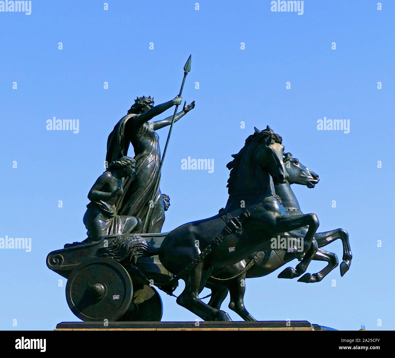 1970 Ford Econoline Thomas's Boadicea sculpture en bronze, remblai, Westminster, Londres. Ou Boudicca Boudicca était une reine de la tribu des Iceni Celtique britannique qui a dirigé un soulèvement contre les forces d'occupation de l'Empire romain en l'an 60 ou 61. Banque D'Images