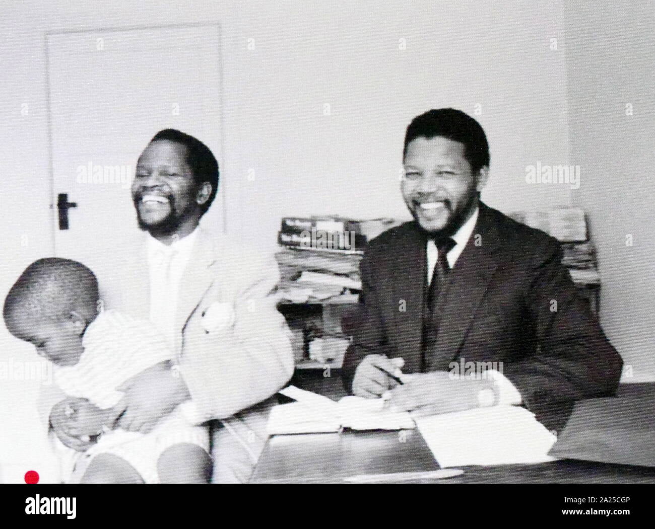 Oliver Tambo avec Nelson Rolihlahla Mandela (1918 - 2013), anti-apartheid en Afrique du Sud, leader politique révolutionnaire ; a été président de l'Afrique du Sud de 1994 à 1999. Photographié à Londres Banque D'Images