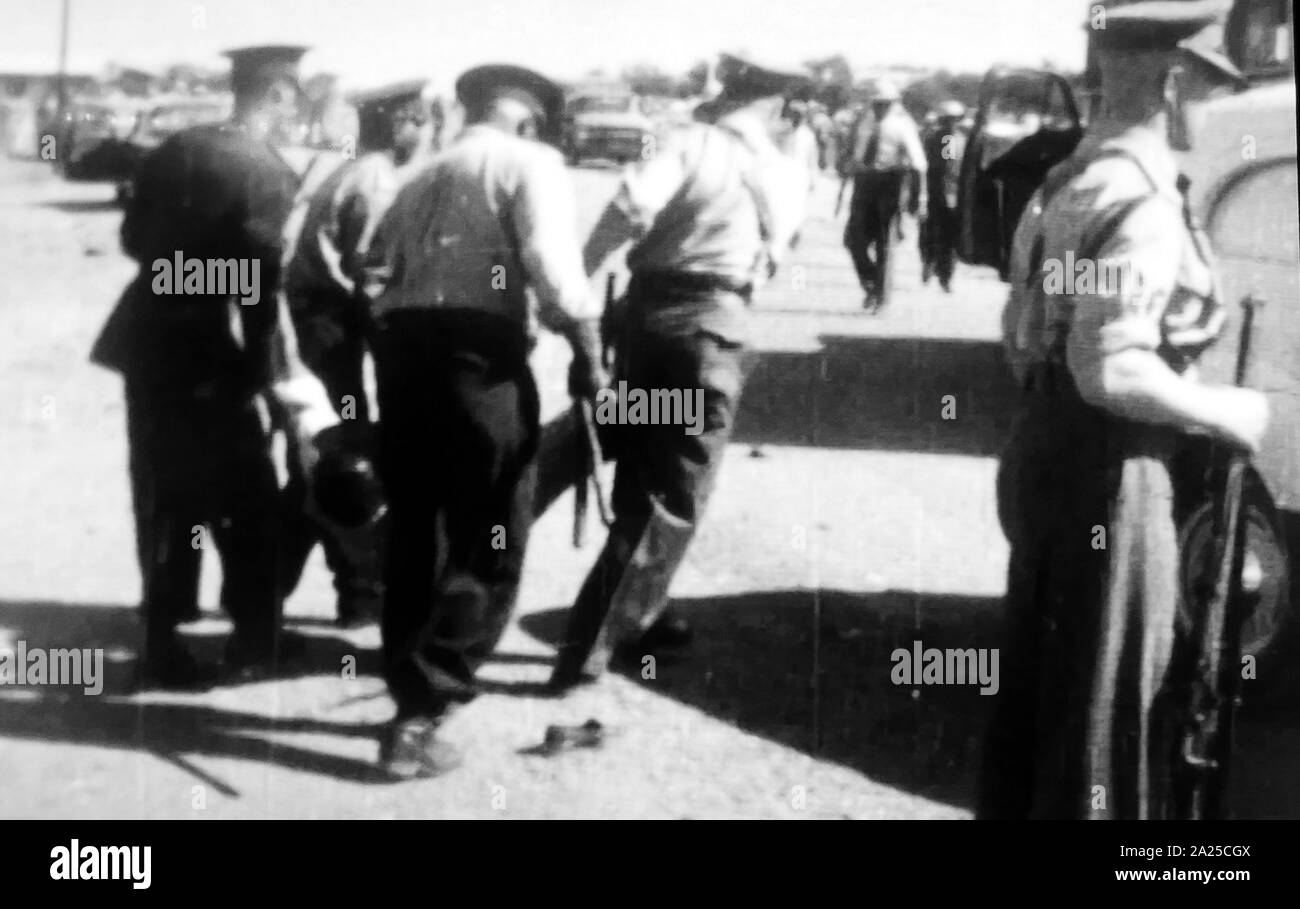 Le massacre de Sharpeville, 21 mars 1960, dans le township de Sharpeville en Afrique du Sud dans la région de Rhône-Alpes. Après une journée de manifestations contre la loi sur les laissez-passer, une foule d'environ 5 000 à 7 000 manifestants s'est rendu au poste de police. La police sud-africaine a ouvert le feu sur la foule, tuant 69 personnes et en blessant 180 autres. Banque D'Images