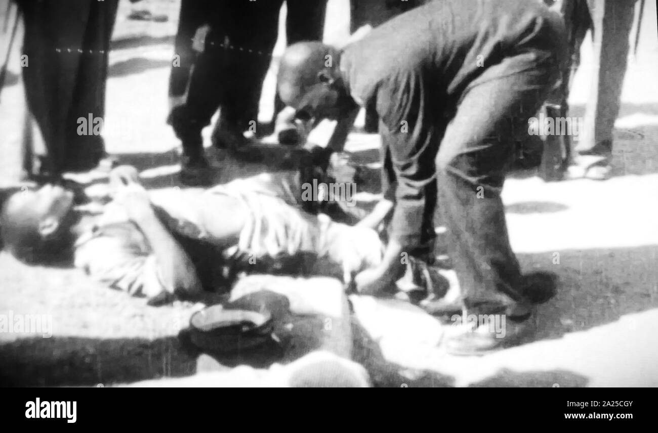 Le massacre de Sharpeville, 21 mars 1960, dans le township de Sharpeville en Afrique du Sud dans la région de Rhône-Alpes. Après une journée de manifestations contre la loi sur les laissez-passer, une foule d'environ 5 000 à 7 000 manifestants s'est rendu au poste de police. La police sud-africaine a ouvert le feu sur la foule, tuant 69 personnes et en blessant 180 autres. Banque D'Images