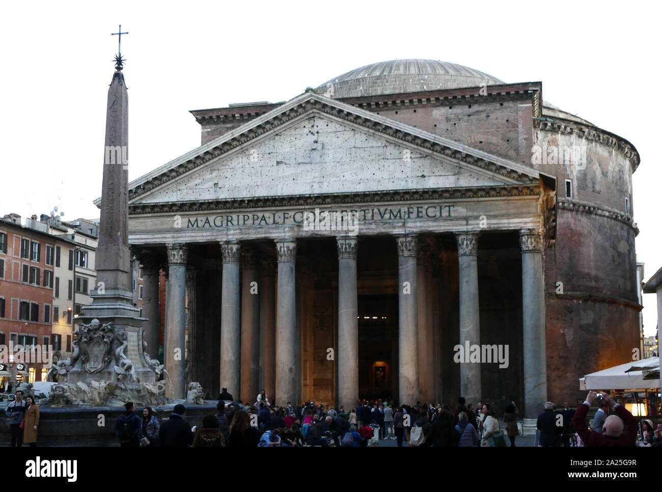 Intérieur du panthéon un ancien temple romain, maintenant une église, à Rome, en Italie, sur l'emplacement d'un temple précédemment commandé par Marcus Agrippa pendant le règne d'Auguste. Banque D'Images