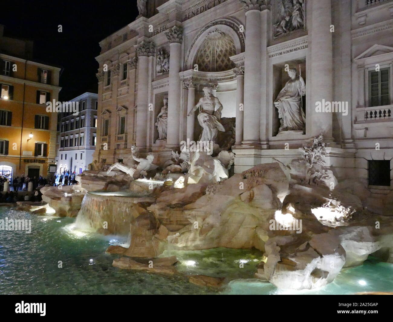 Vue de la fontaine de Trevi dans la nuit. La fontaine de Trevi est une fontaine dans le quartier de Trevi à Rome, Italie, conçu par l'architecte italien Nicola Salvi et achevé par Giuseppe Pannini et plusieurs autres Banque D'Images
