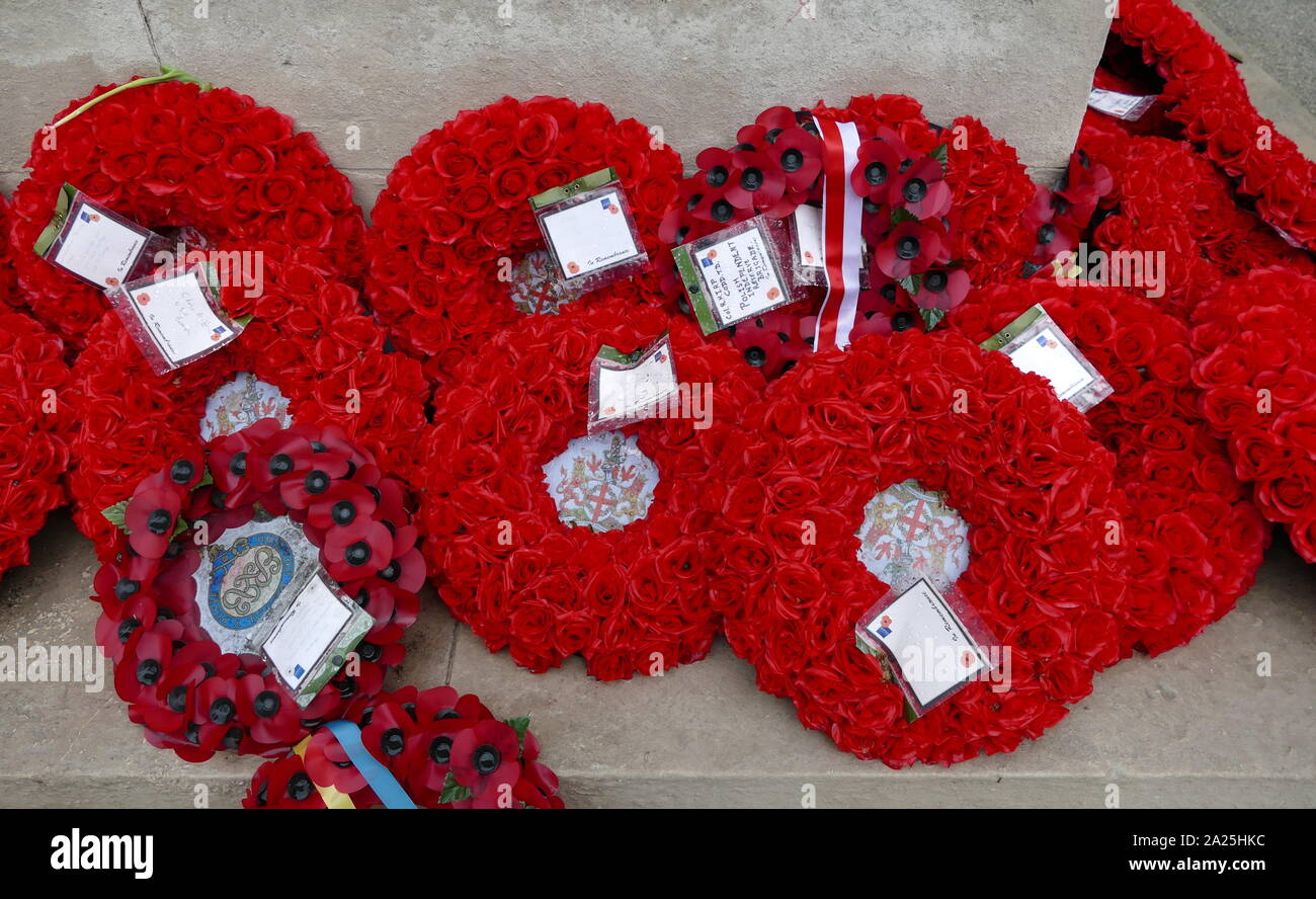 Des couronnes de coquelicots artificiels mis en commémoration des morts de la guerre au Cénotaphe, Londres, Royaume-Uni Banque D'Images