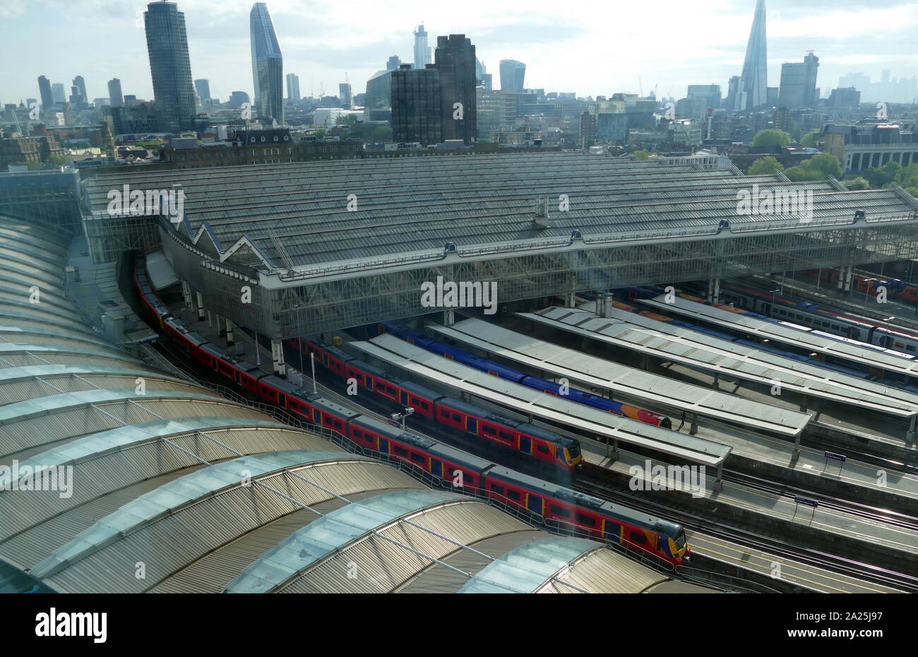 La gare de Waterloo dans le centre de Londres est une gare terminus sur le réseau ferroviaire national, au Royaume-Uni. Waterloo est la gare la plus achalandée au Royaume-Uni, avec près d'une centaine de millions d'entrées et sorties de la station chaque année. C'est aussi la station la plus importante du pays en termes de surface au sol et a le plus grand nombre de plates-formes. Banque D'Images