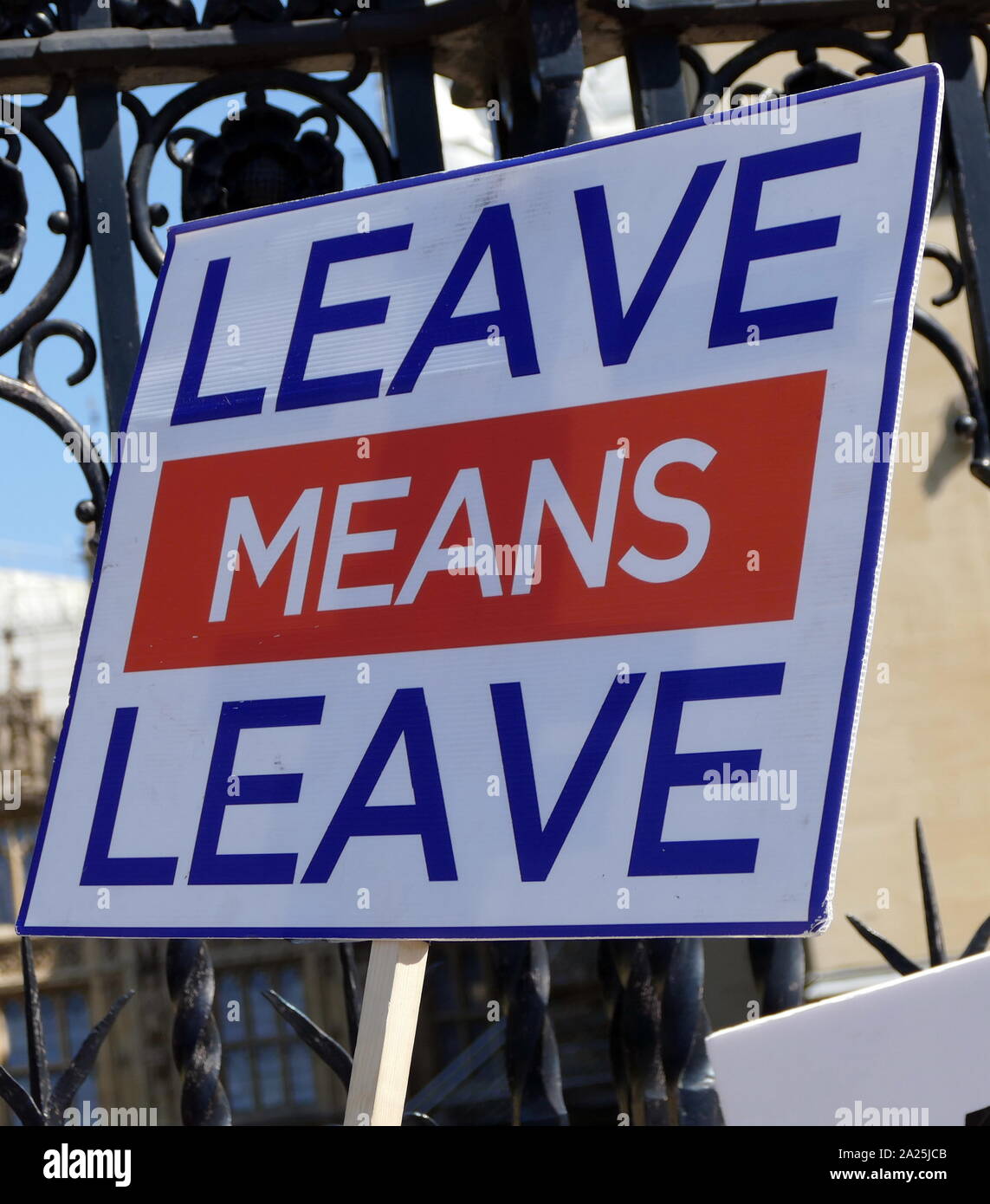 Quitter signifie quitter' pro-Brexit signe, en dehors du Royaume-Uni Le Parlement, mai 2019. Brexit fait campagne pendant les élections parlementaires européennes de 2019. Le parti eurosceptique Brexit est un parti politique au Royaume-Uni qui a été créé en 2019 Banque D'Images