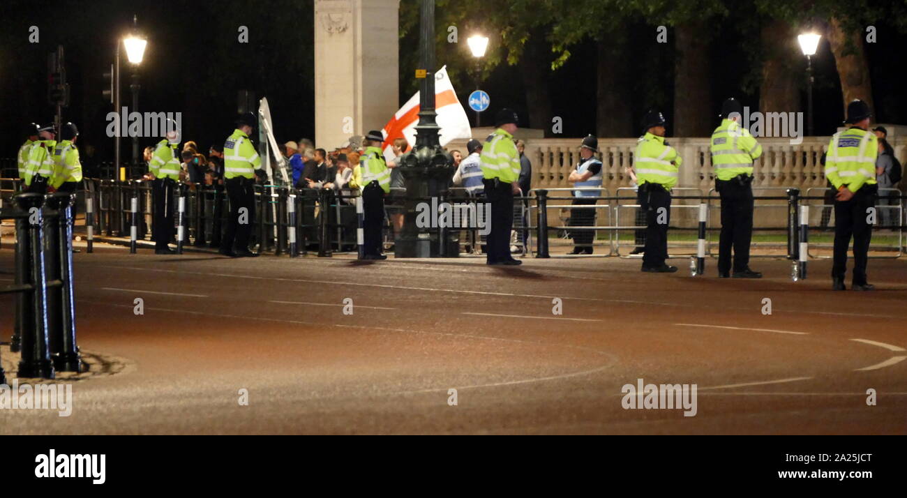 Pro-Trump partisans à l'extérieur de Buckingham Palace, Londres, garantis par la police pour empêcher l'accès aux manifestations lors du dîner d'état pour le Président Donald Trump Juin 2019 Banque D'Images