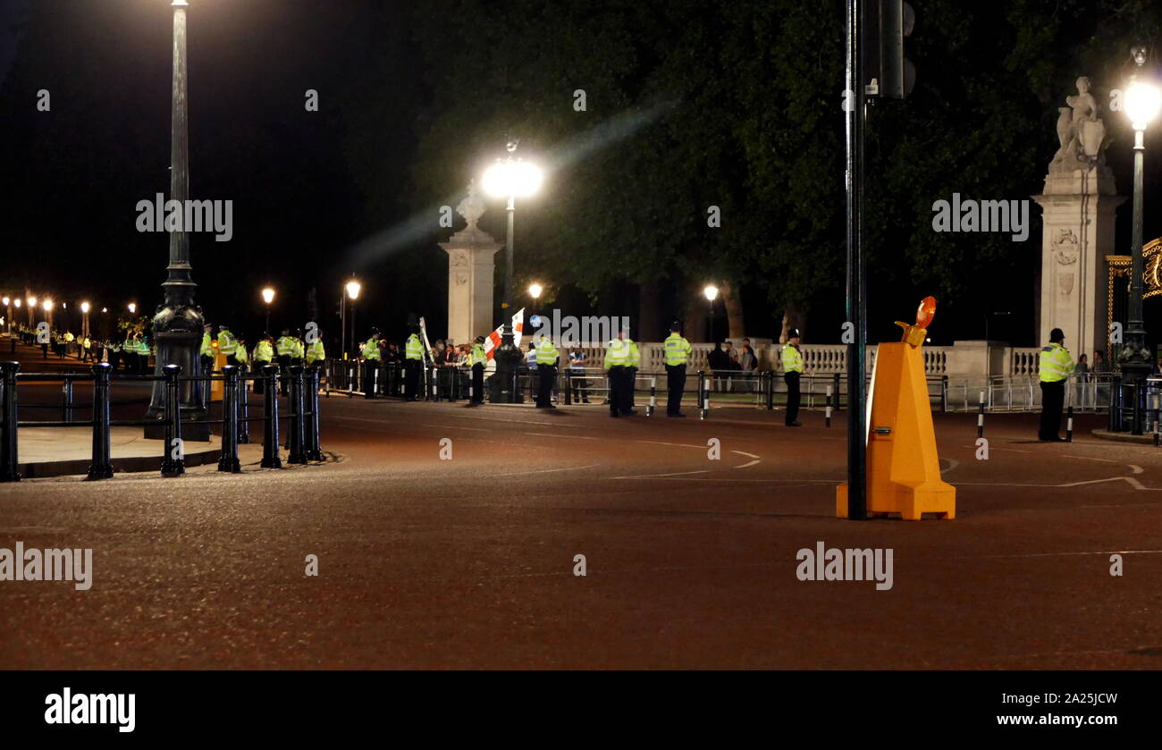 Pro-Trump partisans à l'extérieur de Buckingham Palace, Londres, garantis par la police pour empêcher l'accès aux manifestations lors du dîner d'état pour le Président Donald Trump Juin 2019 Banque D'Images
