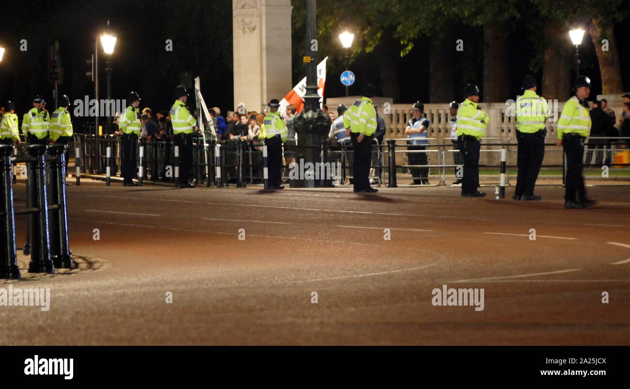 Pro-Trump partisans à l'extérieur de Buckingham Palace, Londres, garantis par la police pour empêcher l'accès aux manifestations lors du dîner d'état pour le Président Donald Trump Juin 2019 Banque D'Images