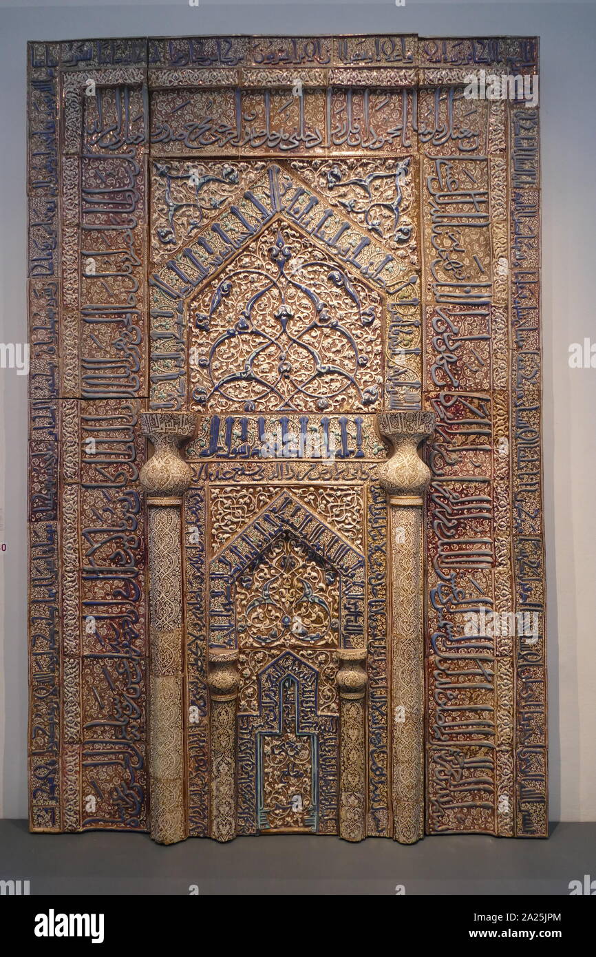 La prière (niche mihrab), islamique ; quartz céramique, le vitrage. Kashan, Iran. AD 623-1226 Banque D'Images