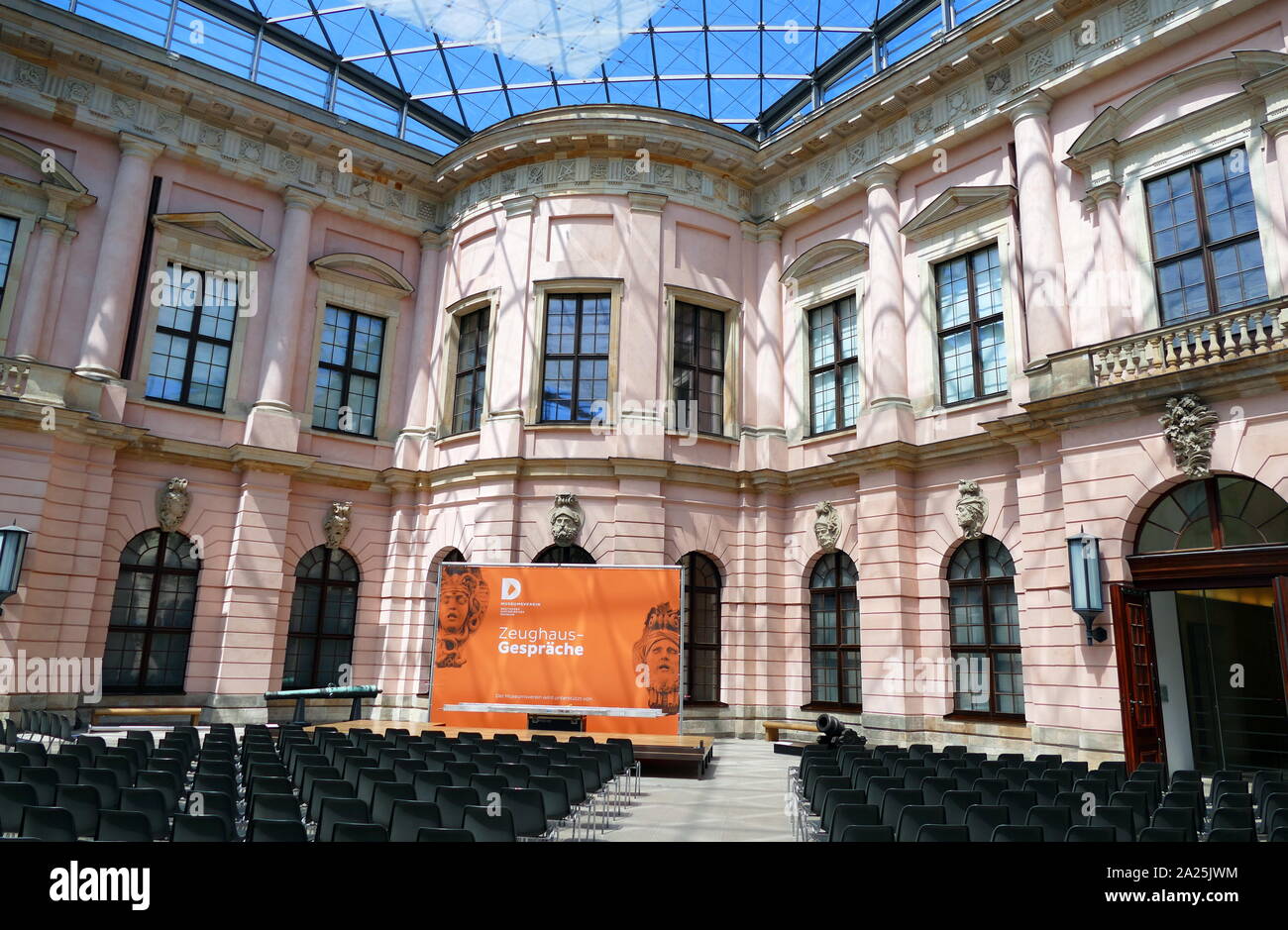 Le Musée historique allemand (Deutsches Historisches Museum), Berlin, Allemagne consacré à l'histoire de l'Allemagne. Le musée a été fondé le 28 octobre 1987. Le Zeughaus de 1695, le plus vieux bâtiment de l'avenue Unter den Linden, est devenue le siège du Musée de l'histoire allemande. La première des expositions sont présentées dans le Zeughaus en septembre 1991. Banque D'Images
