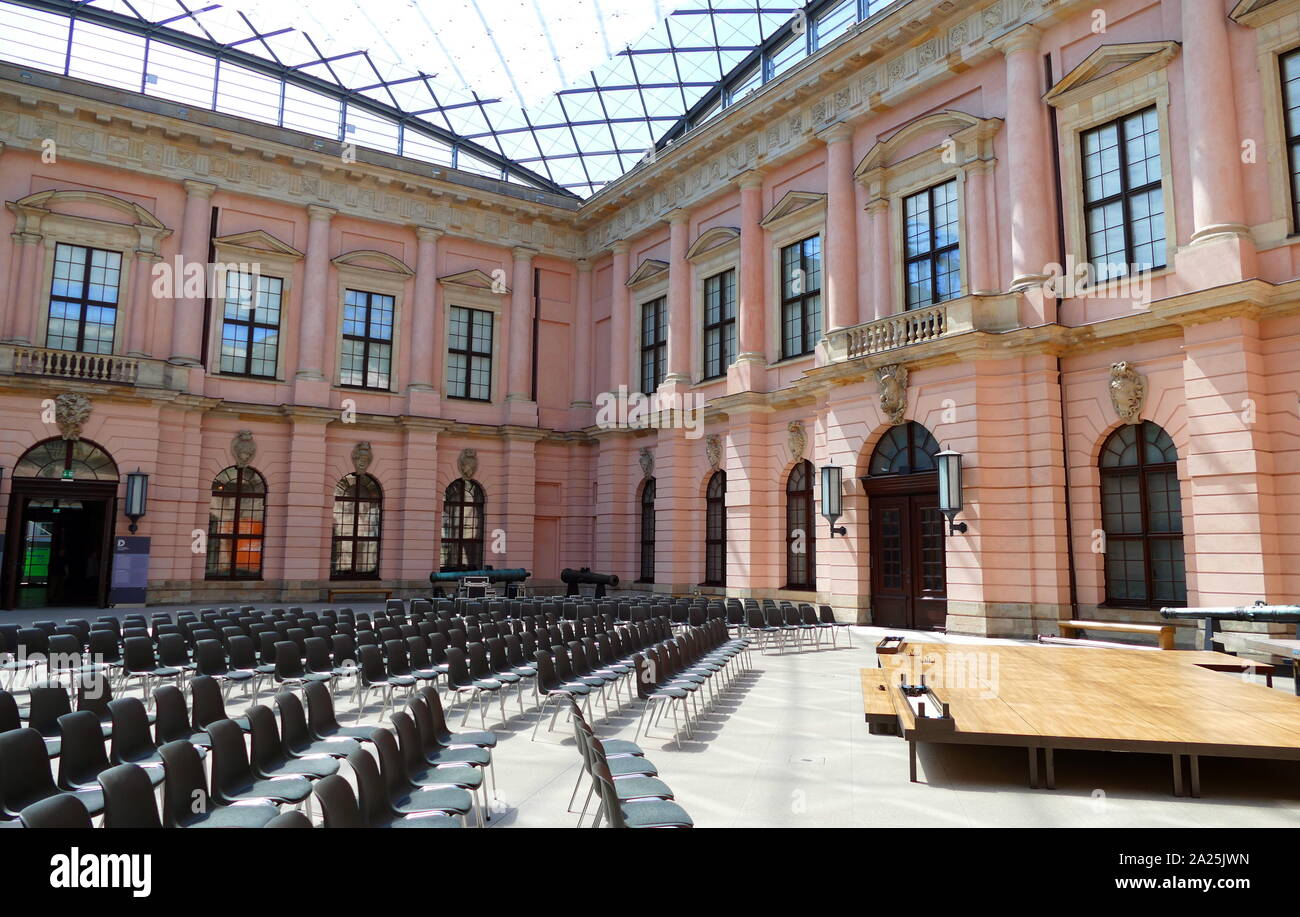 Le Musée historique allemand (Deutsches Historisches Museum), Berlin, Allemagne consacré à l'histoire de l'Allemagne. Le musée a été fondé le 28 octobre 1987. Le Zeughaus de 1695, le plus vieux bâtiment de l'avenue Unter den Linden, est devenue le siège du Musée de l'histoire allemande. La première des expositions sont présentées dans le Zeughaus en septembre 1991. Banque D'Images