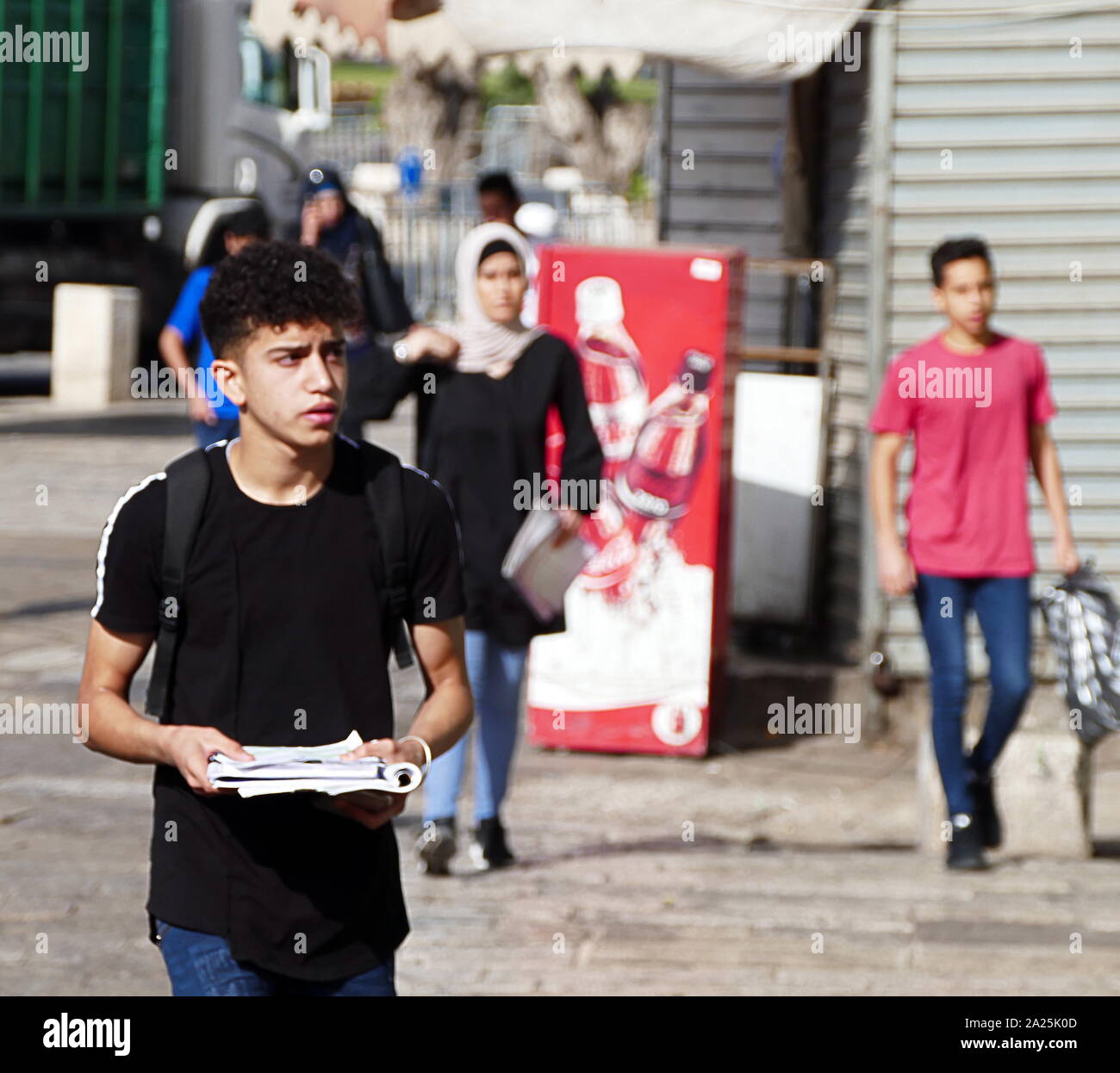 Garçon arabe passe sur le chemin de l'école dans la vieille ville de Jérusalem, Israël Banque D'Images