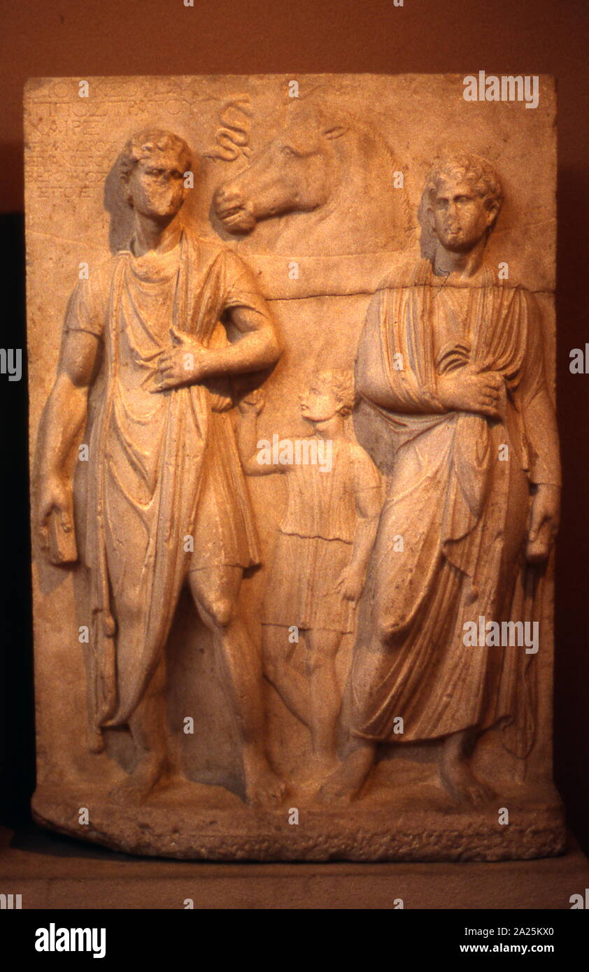 Stèle grecque provenant d'une tombe représentant un noble avec son cheval, femme et enfant. 5ème siècle avant J.-C. ; l'Athenian Banque D'Images