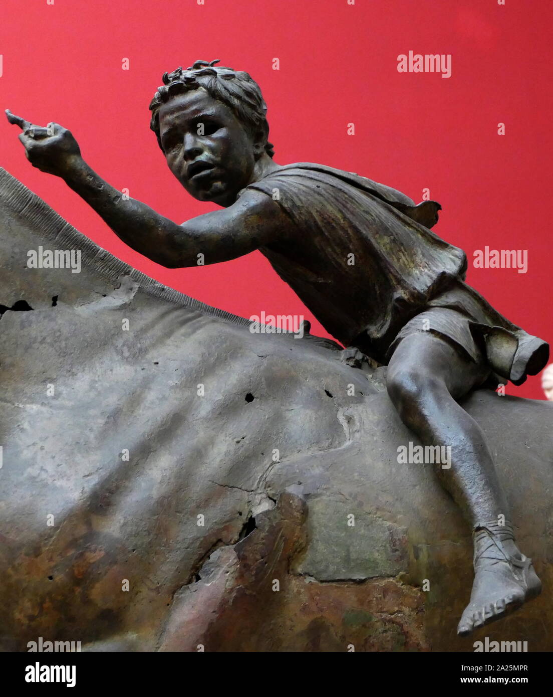 Statue en bronze représentant "Le Jockey de l'Artemision', une grande statue hellénistique d'un jeune garçon à cheval, daté d'environ 150-140 BC. C'est une rare statue en bronze d'origine de la Grèce antique et d'un rare exemple de la sculpture grecque dans un cheval de course Banque D'Images