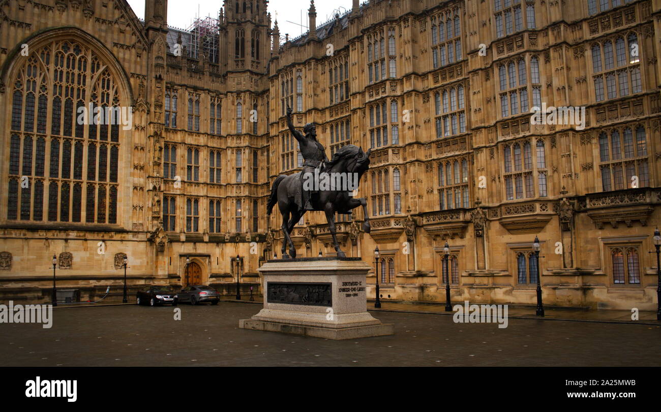 Richard I, statue par Carlo Marochetti, à l'extérieur du palais de Westminster, le Parlement, London, United Kingdom. Richard I (8 septembre 1157 - 6 avril 1199) fut roi d'Angleterre à partir de 1189 jusqu'à sa mort. Banque D'Images