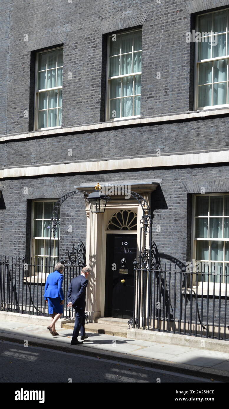 Theresa peut entre 10 Downing Street après son discours de démission, Londres, avant de voir la reine Elizabeth pour officialiser son départ. Le dernier jour de la direction de Theresa May, Premier Ministre du Royaume-Uni, le 13 juillet 2016 - 24 juillet 2019. Mai a été chef du parti conservateur à partir de juillet 2016 - 23 juillet 2019. Illustré avec son mari Phillip Mai. Banque D'Images