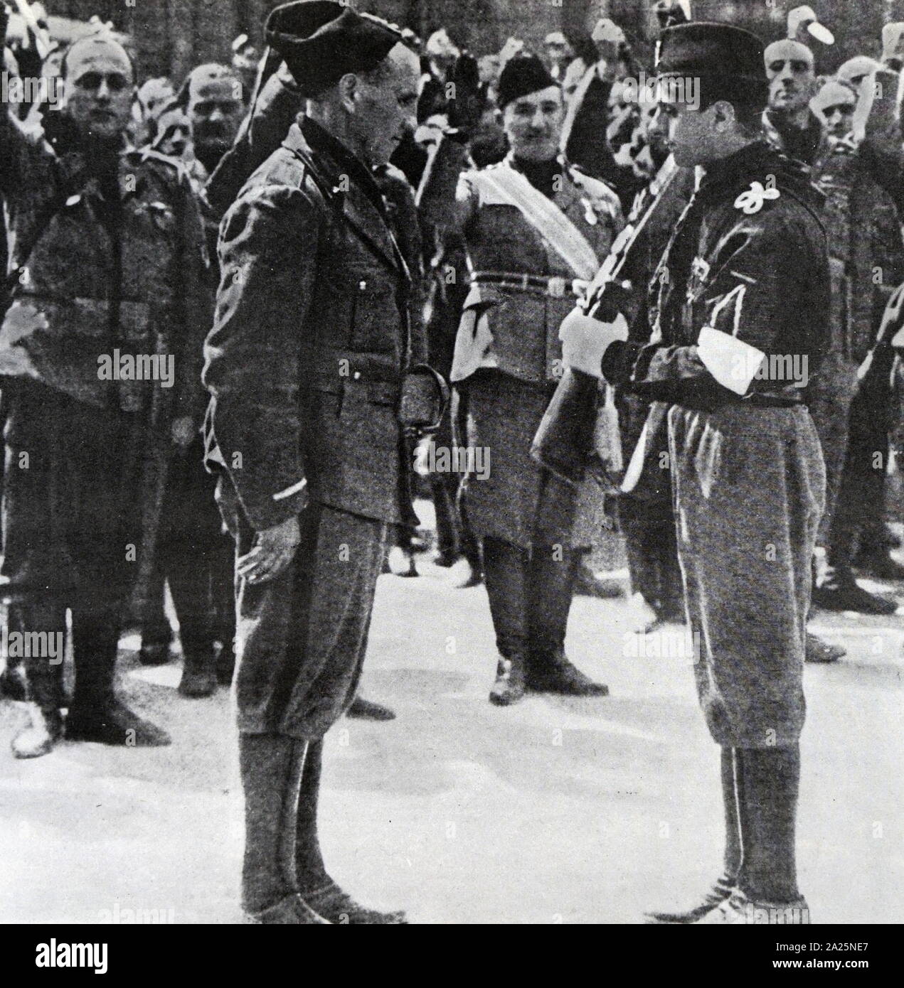 Photographie prise lors de la cérémonie de remise de diplômes à un soldat de la milice fasciste italien Banque D'Images