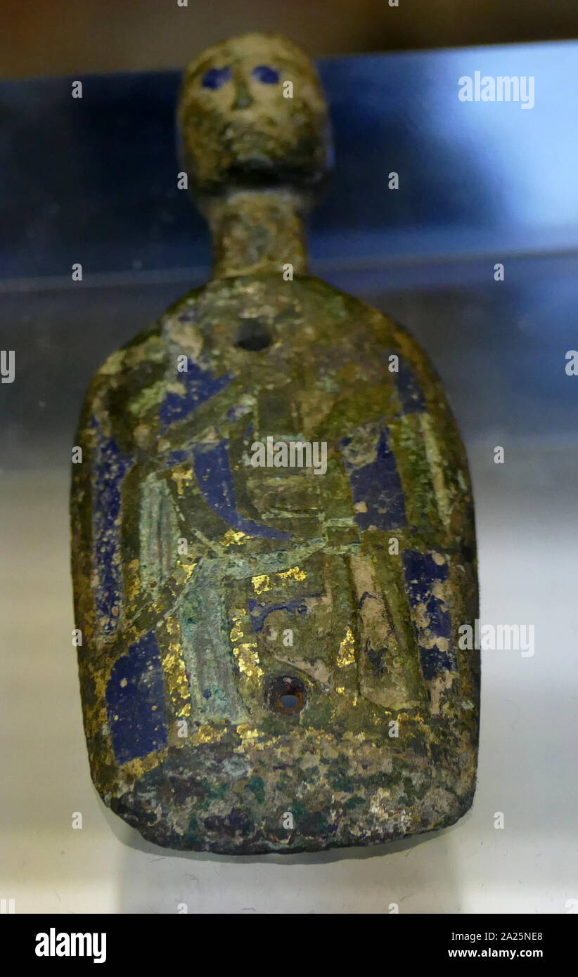 Limoge figure en bronze avec dorures et décoration en émail bleu. Banque D'Images