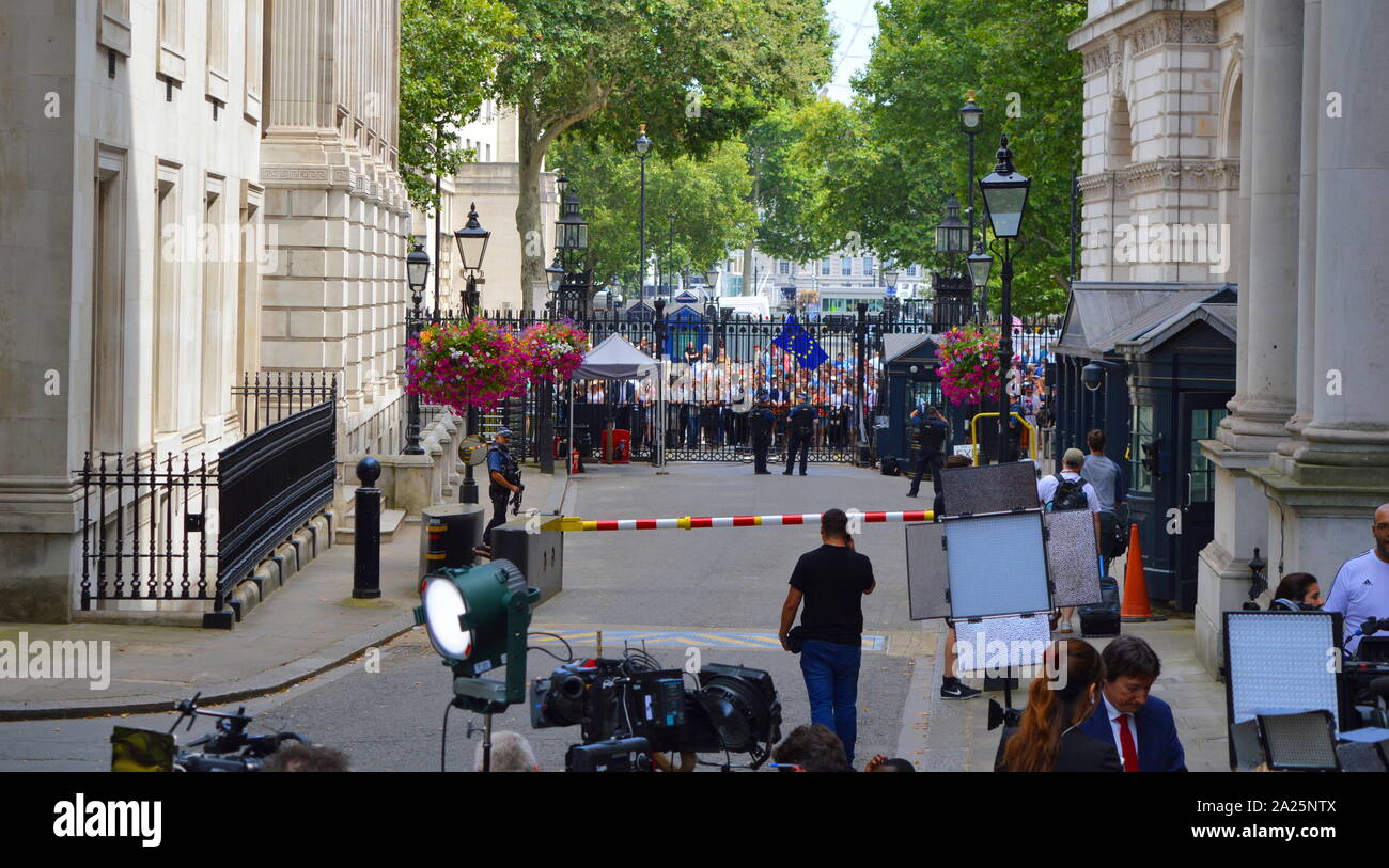 Appuyez sur se sont réunis à Downing Street, London, pour l'arrivée du nouveau premier ministre, Boris Johnson. Downing street est la résidence officielle et les bureaux du premier ministre du Royaume-Uni, et le chancelier de l'échiquier. située au large de Whitehall, à quelques minutes à pied du Parlement, Downing Street a été construit dans les années 1680 par sir George Downing. Banque D'Images