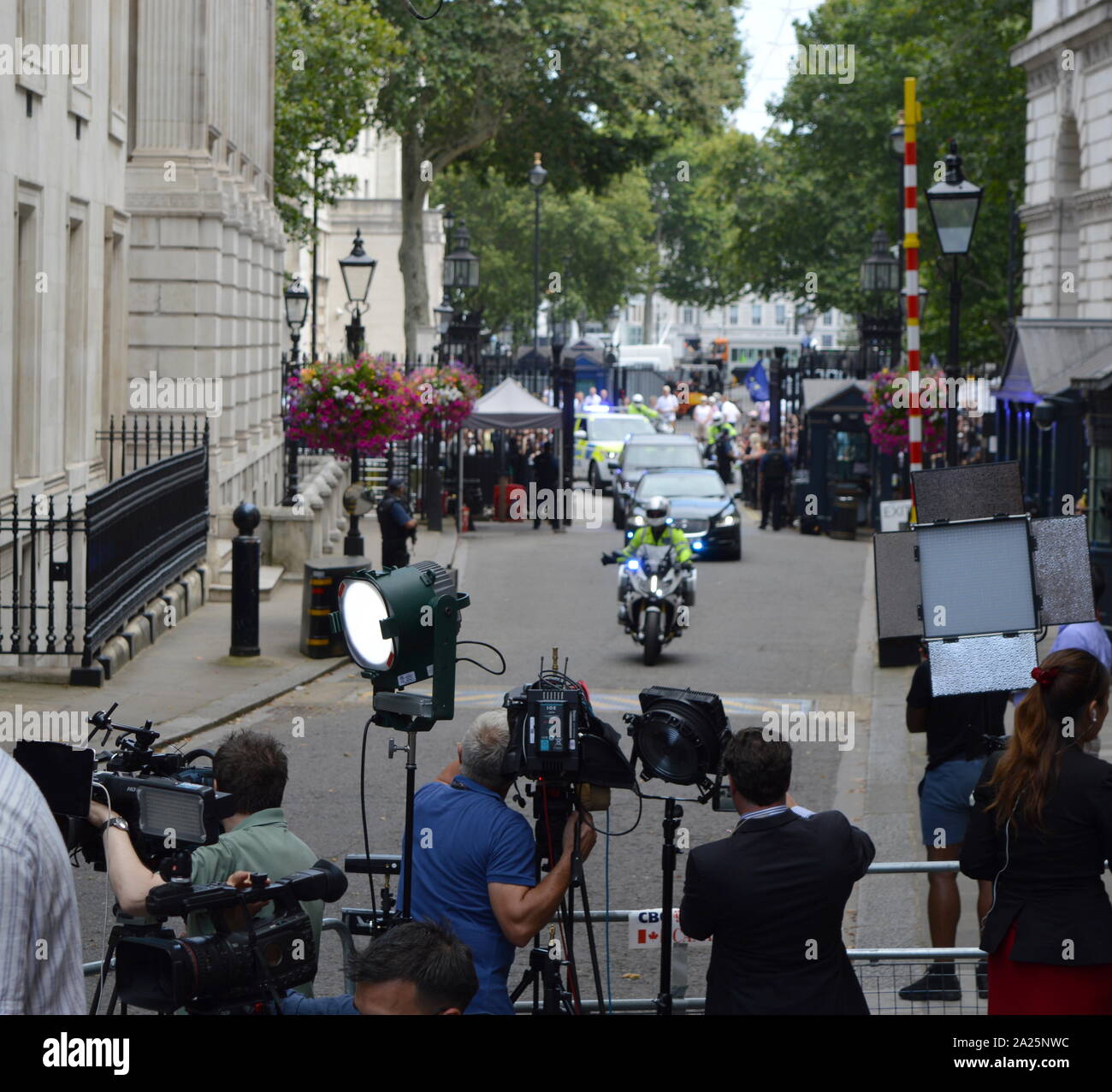 Appuyez sur se sont réunis à Downing Street, London, pour l'arrivée du nouveau premier ministre, Boris Johnson. Downing street est la résidence officielle et les bureaux du premier ministre du Royaume-Uni, et le chancelier de l'échiquier. située au large de Whitehall, à quelques minutes à pied du Parlement, Downing Street a été construit dans les années 1680 par sir George Downing. Banque D'Images