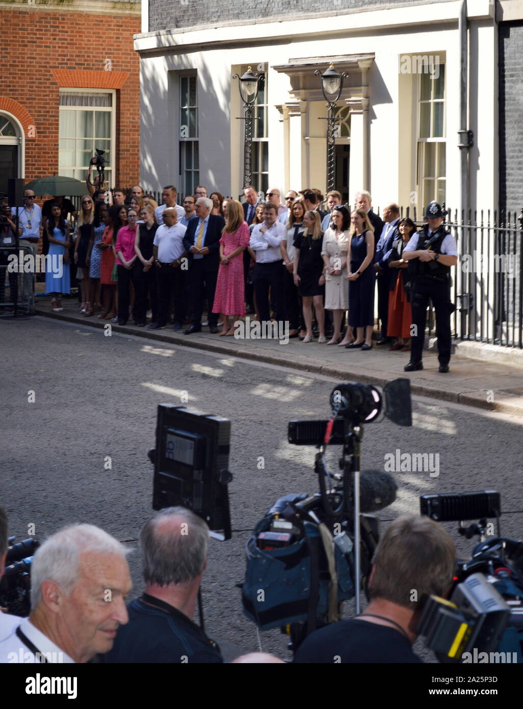 Boris Johnson, l'amie de carrie symonds(robe rose, au centre), avec 10 membres du personnel du numéro entrant, en attendant l'arrivée de Boris Johnson après sa nomination comme premier ministre britannique le 24 juillet 2019. Banque D'Images