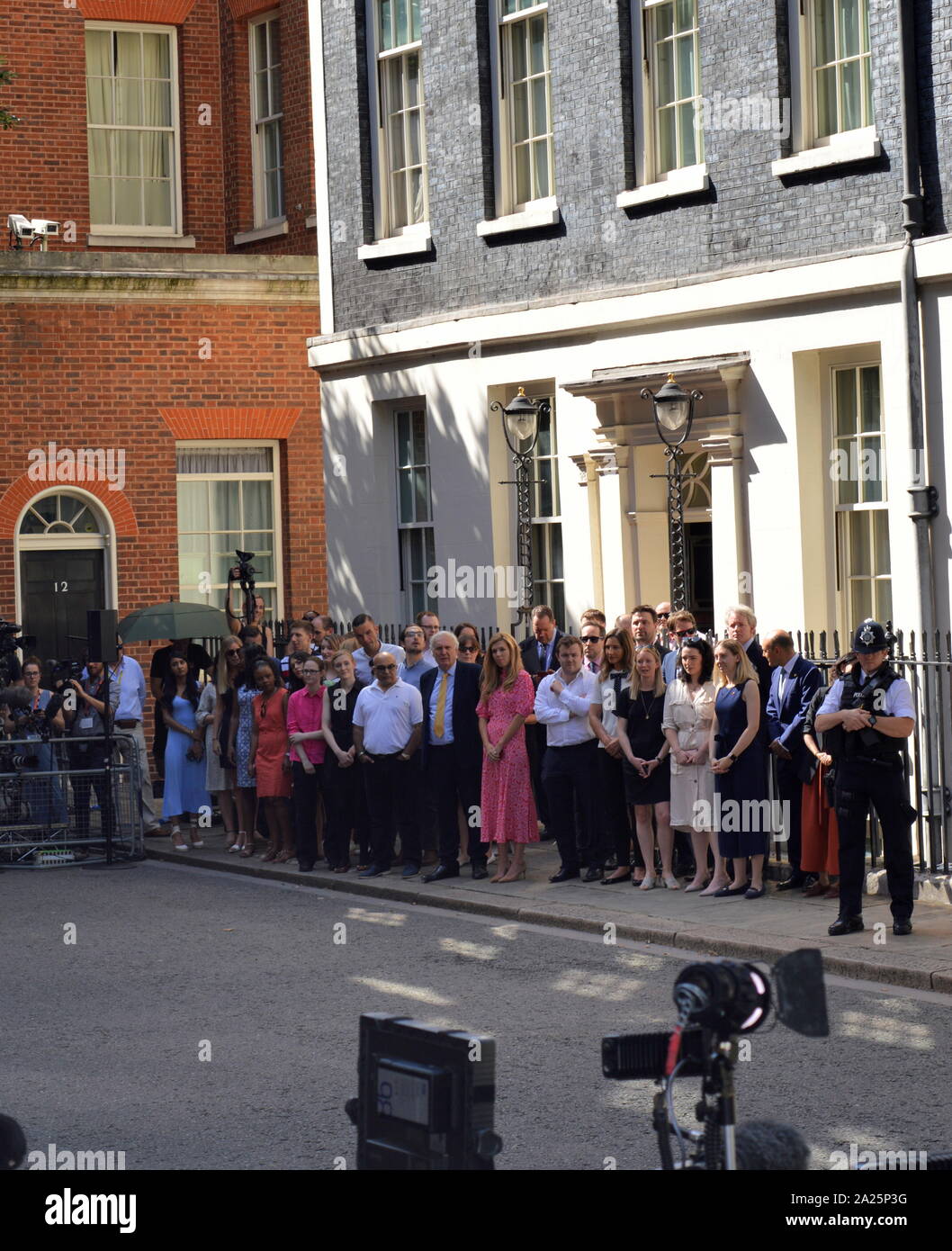 Boris Johnson, l'amie de carrie symonds(robe rose, au centre), avec 10 membres du personnel du numéro entrant, en attendant l'arrivée de Boris Johnson après sa nomination comme premier ministre britannique le 24 juillet 2019. Banque D'Images