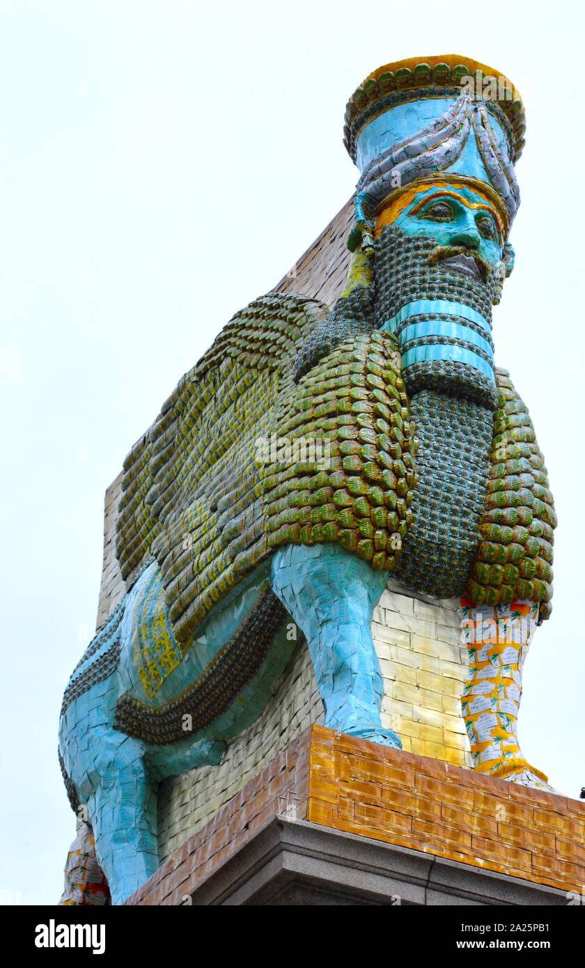 L'ennemi invisible ne devrait pas exister" par Michael Rakowitz b. 1973, New York. En 2006 Michael Rakowitz a commencé son projet, l'ennemi invisible ne devrait pas exister de recréer plus de 7 000 objets archéologiques volés dans le Musée de l'Iraq pendant la guerre ou la destruction d'ailleurs. L'un d'eux était le Lamassu, une divinité ailée. Il gardé Nergal Gate à l'entrée de l'ancienne ville assyrienne de Ninive, près de Mossoul moderne-jour, l'Iraq, en c700 (C.-B.) jusqu'en 2015 quand il a été détruit par ISIS. Dévoilé le 28 mars 2018 par Sadiq Khan, Maire de Londres, Trafalgar Square, le quatrième programme de plinthe Banque D'Images